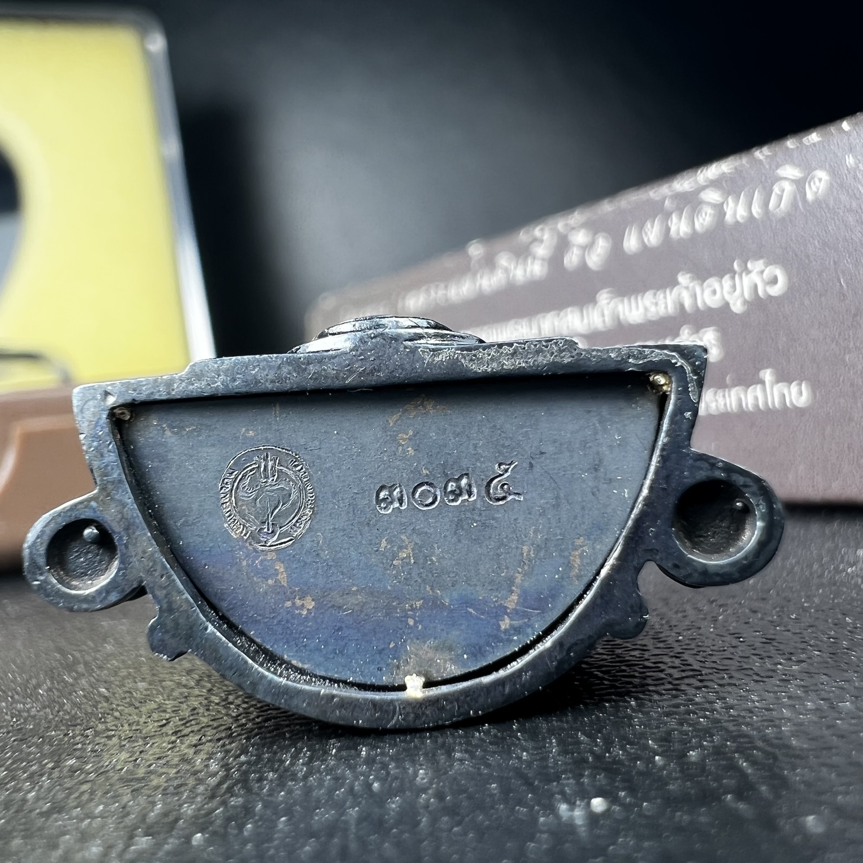 พระพุทธชินราช ภปร. โครงการ "เพราะแผ่นดินนี้ คือ แผ่นดินเกิด" ปี2548(รุ่นแรก) ลอยองค์ หน้าตัก 1/2 นิ้ว เนื้อเงินรมดำ(พุทธศิลป์จำลองเมื่อครั้งลอกทอง ครั้งที่3 เมื่อปี2547 ร้อยปีจะมีสักครั้ง "พระพุทธชินราชองค์ดำ")