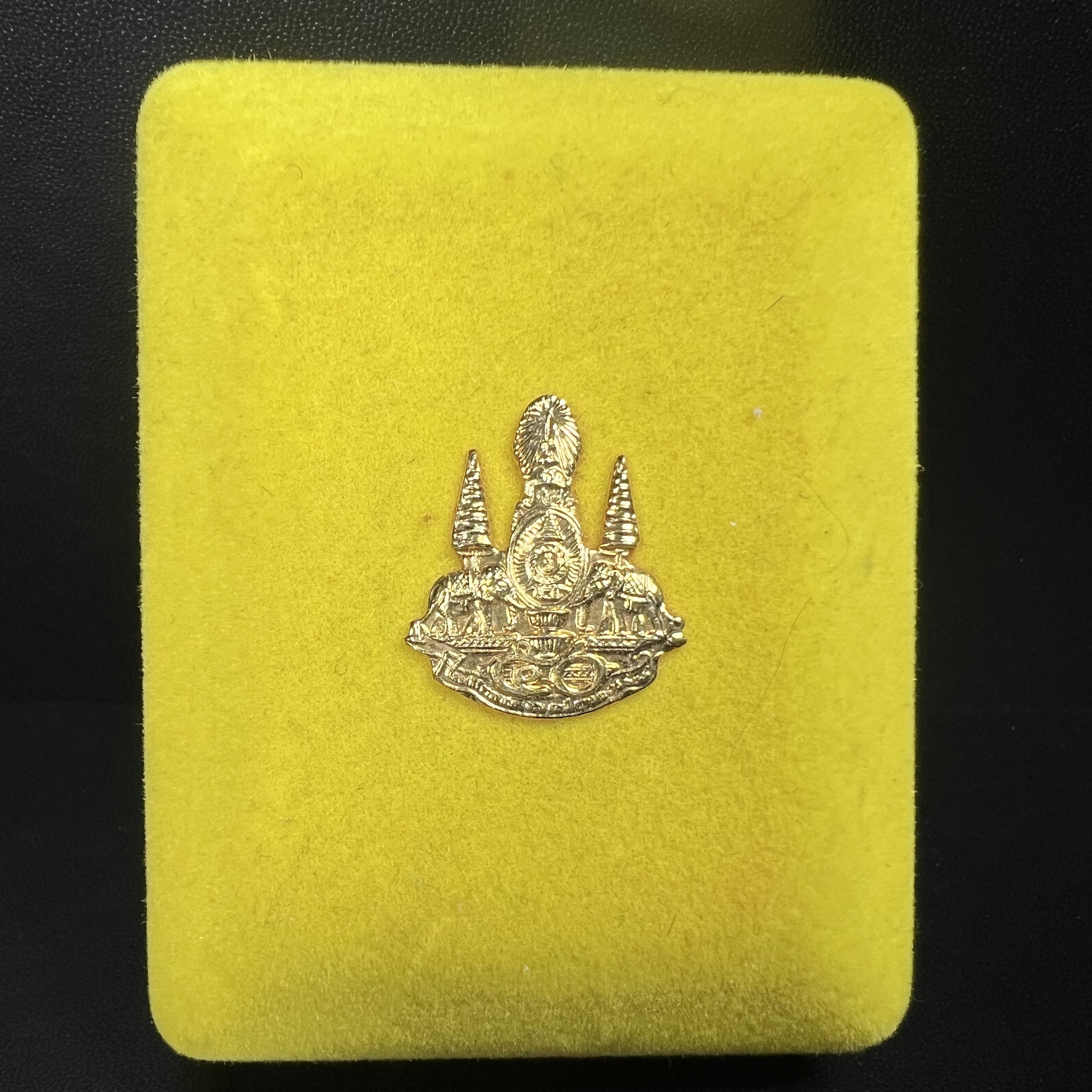 เหรียญหลวงพ่อโสธร ภปร. รุ่นกาญจนาภิเษก จัดสร้างในมงคลวโรกาสที่พระบาทสมเด็จพระเจ้าอยู่หัวรัชกาลที่9 เสด็จเถลิงถวัลย์สิริราชสมบัติ ครบ 50 ปี ในพุทธศักราช 2539 เนื้อนวโลหะหน้าทองคำ(พิธีใหญ่เข้มขลัง)1 ใน 9950 เหรียญ