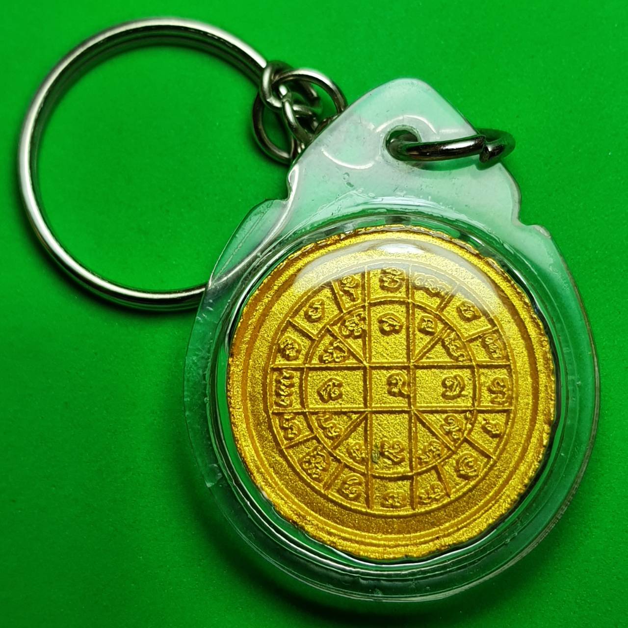 ของป้องกัน เหรียญมั่งมีศรีสุขหลังยันต์ สีทอง แบบเลี่ยมกรอบพวงกุญแจ ป้องกันภัย โชคลาภเงินทอง ไล่ภูติ ผี ปีศาจ
