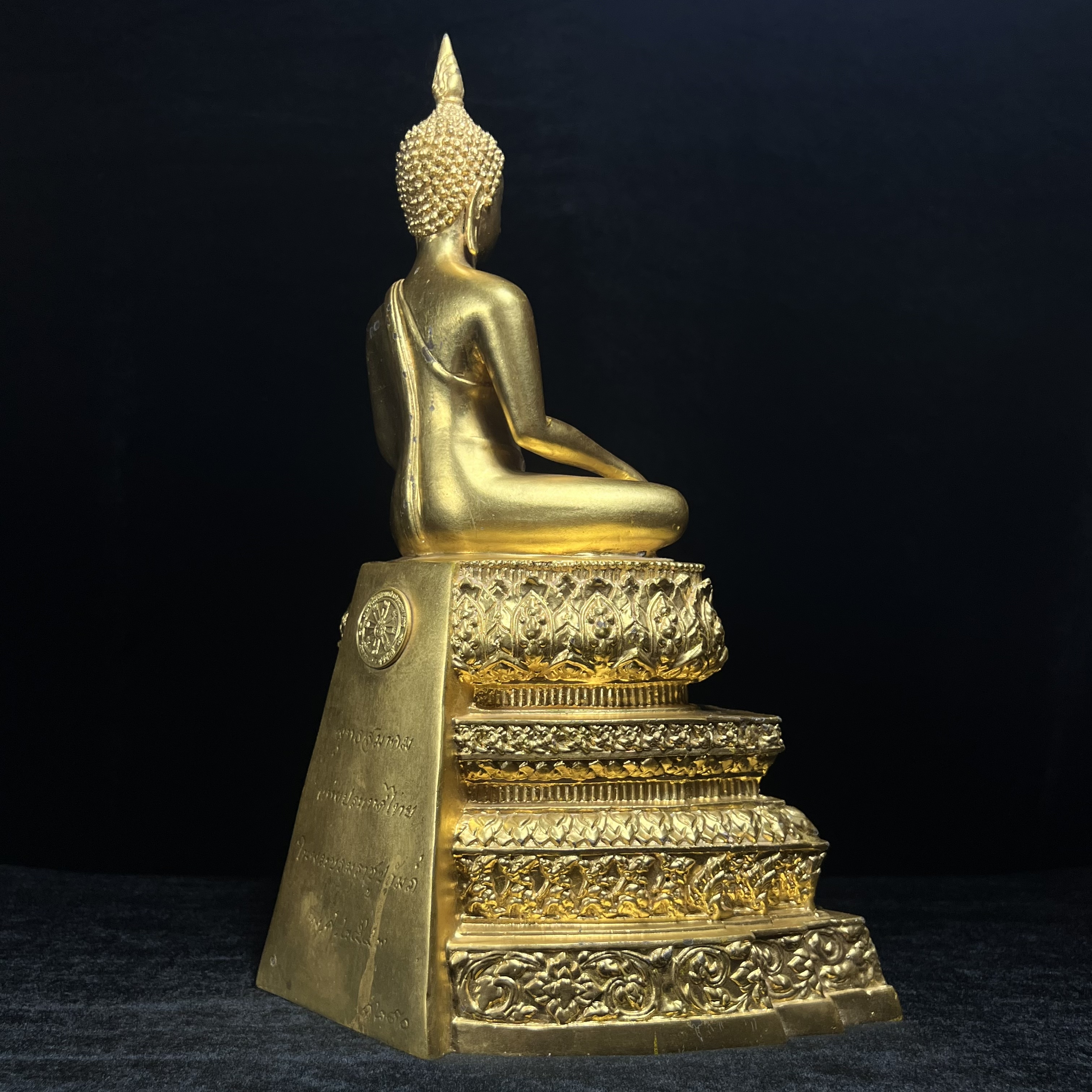 พระพุทธสิงหธรรมมงคล ภปร. รุ่นแรก พุทธสมาคมแห่งประเทศไทย ในพระบรมราชูปถัมภ์ จัดสร้าง ปี2547 เนื้อโลหะผสมปิดทอง หน้าตัก 5 นิ้ว(1 ใน 1999 องค์)หายาก