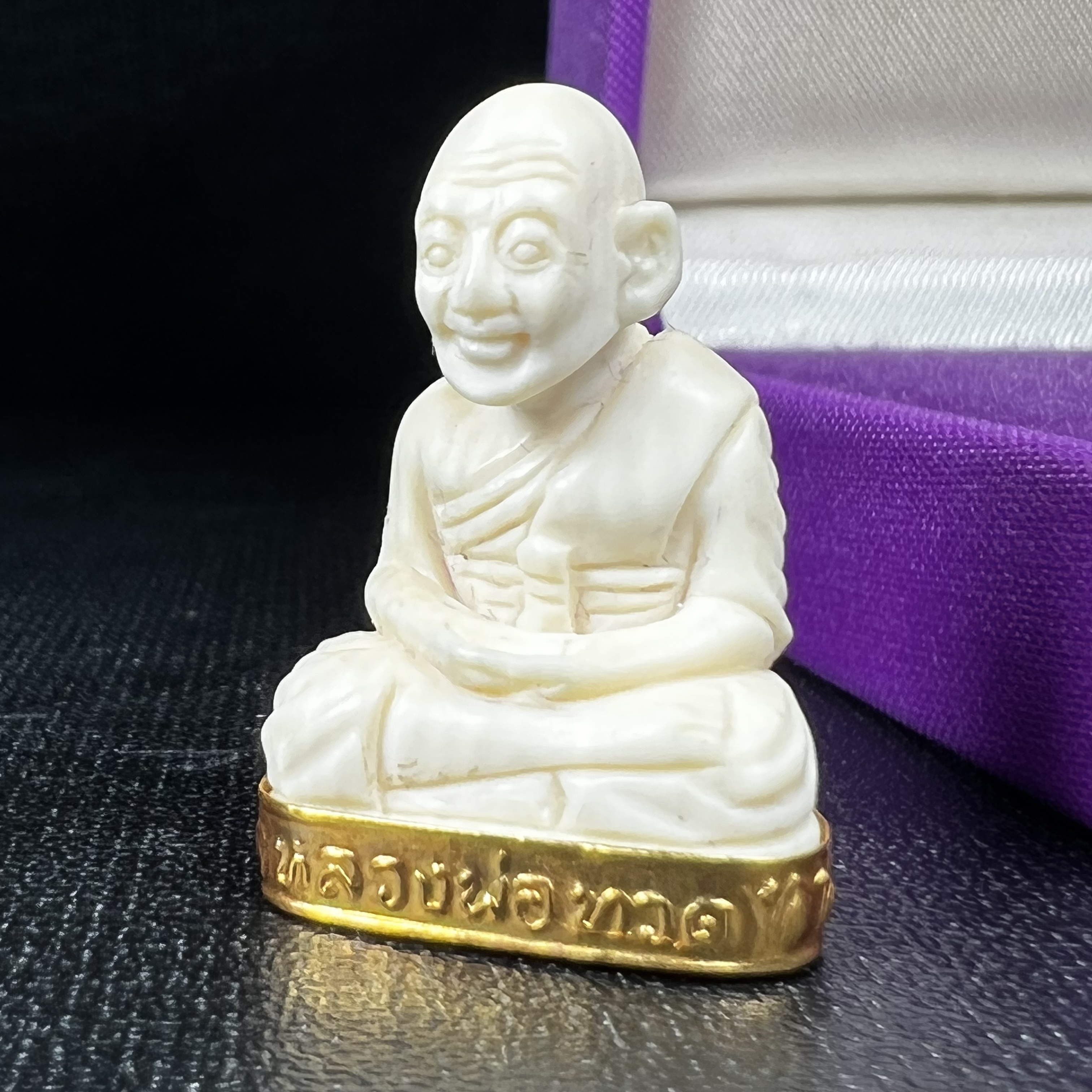 สมเด็จหลวงปู่ทวด รุ่นคชสารหมื่นปี (ศิลปาชีพ) วัดช้างให้ ปี2541(พิมพ์ลอยองค์ฐานทองคำโค๊ตทองคำ)นิยมหายาก