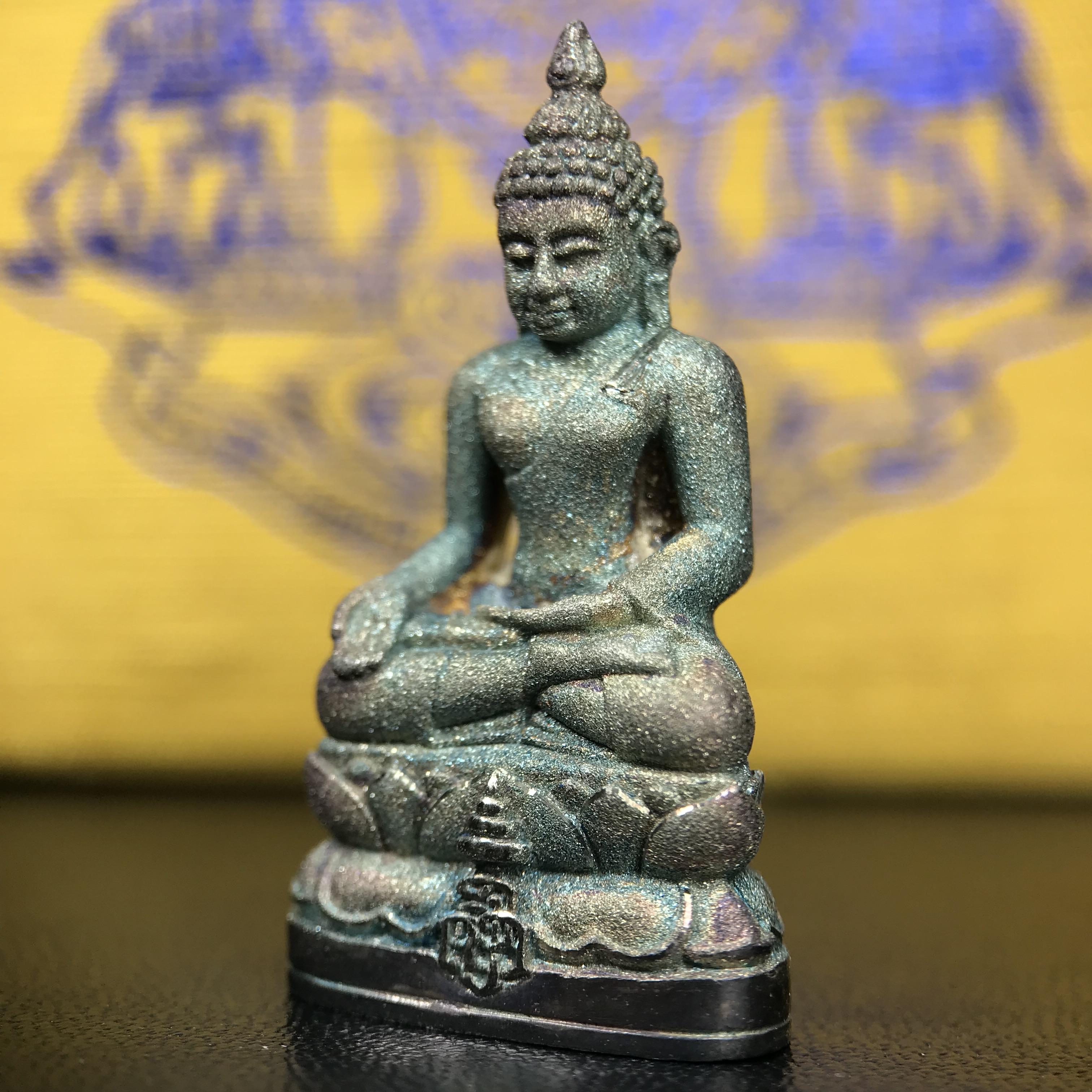 พระกริ่งไพรีพินาศ ญสส. ชุดกาญจนาภิเษกครองราชย์ 50 ปี พุทธศักราช 2538 วัดบวรนิเวศวิหาร เนื้อเงิน(ผิวเดิมขึ้นสีรุ้งขียวมรกตเข้มขลังงดงามธรรมชาติสร้างสรรค์) สภาพสวยเดิมพร้อมกล่องบรรจุเดิมผ้าไหมสีเหลืองตรากาญจนาภิเษก ตอกโค๊ดหมายเลขกำกับ ๕๐๐๑(1 ใน 8425 องค์)