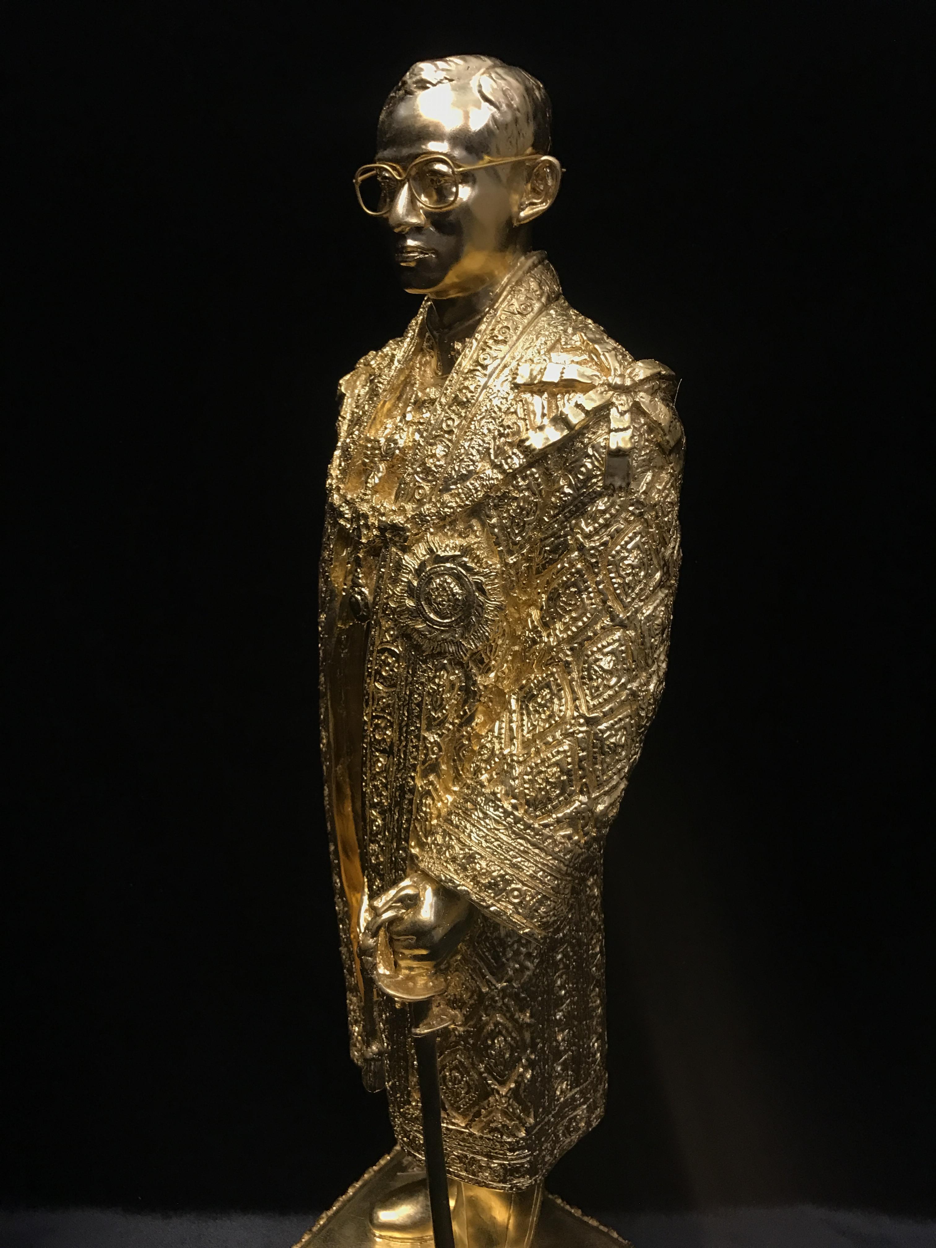 พระบรมรูปจำลองในหลวง รัชกาลที่ ๙ จัดสร้างโดย สมาคมศิษย์เก่าวิทยาศาสตร์ จุฬาลงกรณ์มหาวิทยาลัยและคณะวิทยาศาสตร์ จุฬาลงกรณ์มหาวิทยาลัย ปี2539(พร้อมกล่องบรรจุเดิมและใบรับรองจากผู้จัดสร้าง)