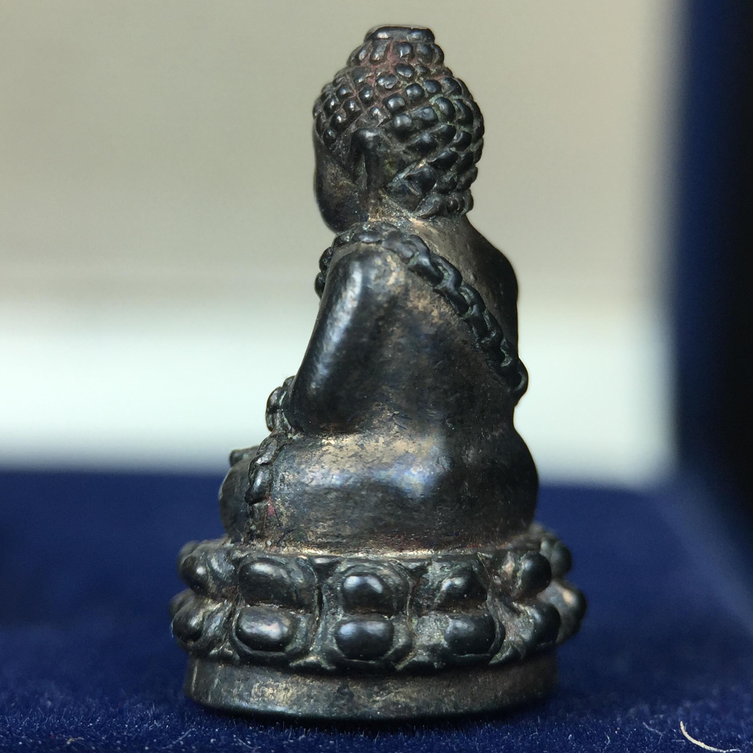 พระกริ่งพุทธอุดมสมบูรณ์(พระปุ้มปุ้ย)รุ่นแรก เนื้อนวโลหะเต็มสูตร วัดบวรนิเวศวิหาร ปี2535 แขวนบูชาไม่มีอดอยาก มีความอุดมสมบูรณ์สมตามลักษณะและมงคลนามตามชื่อ ตามปรารถนา(1ใน2000องค์)หายาก