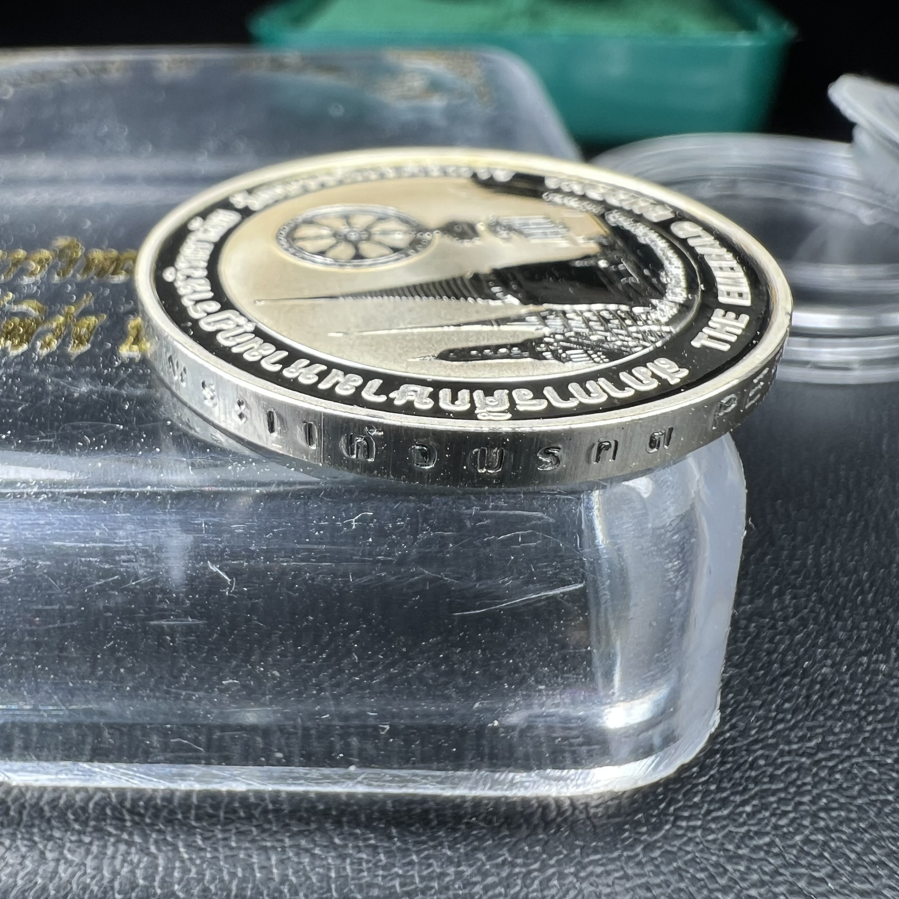 เหรียญพระแก้วมรกต ทรงเครื่องฤดูร้อน หลัง สธ. รุ่นเฉลิมพระเกียรติ สภาการศึกษามหามกุฏราชวิทยาลัย วิทยาเขตสิรินธรราชวิทยาลัย วัดบวรนิเวศวิหาร ปี 2537 เนื้อเงินขัดเงาสามมิติ 99.90%(หายากพบเจอน้อย) ขนาด 2.5 ซม.ผลิตโดยโรงงานกษาปณ์เพิร์ธ ประเทศออสเตรเลีย