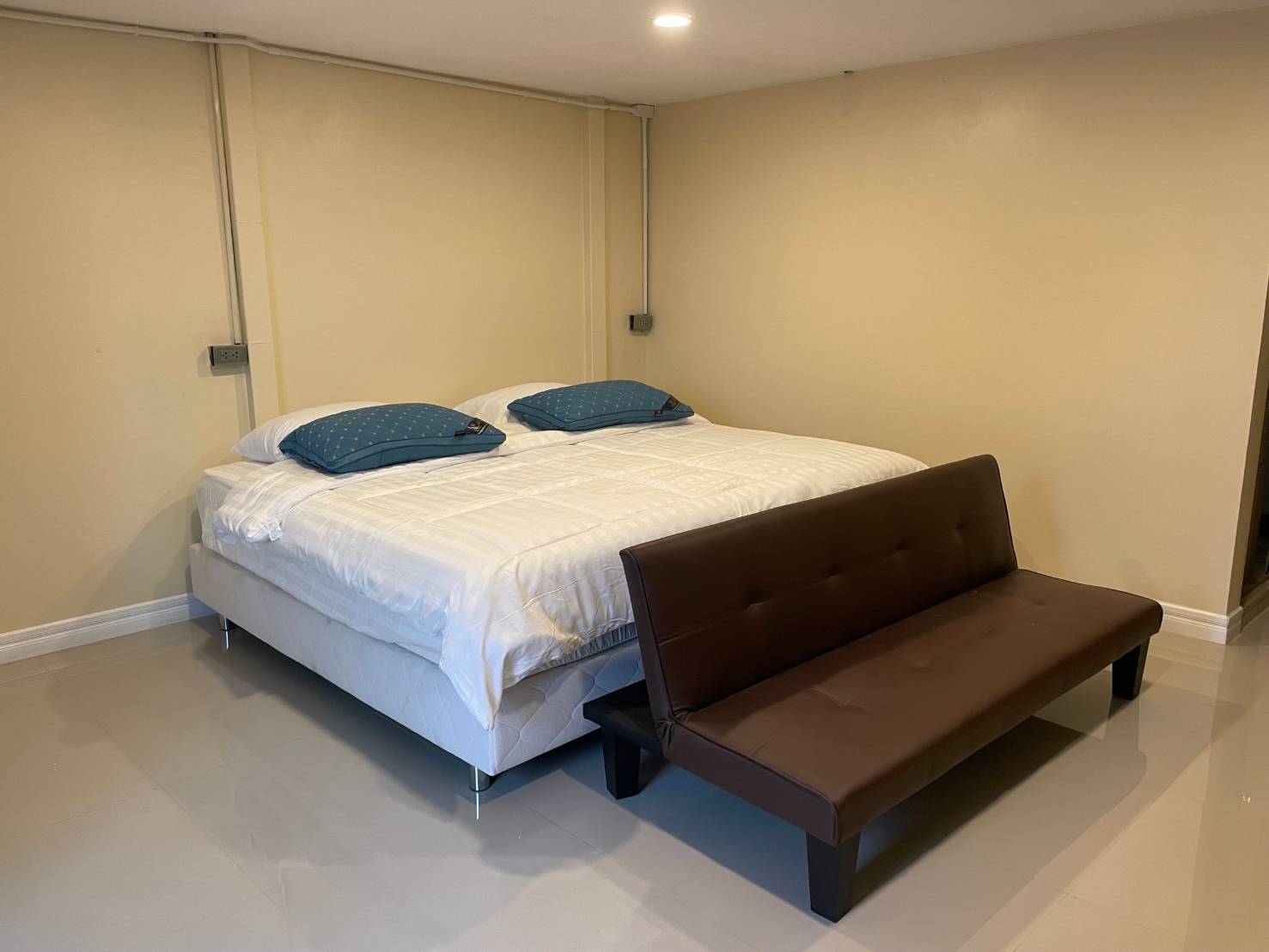 For Rent : Pasak, 3-Storey Apartments , 17 Rooms