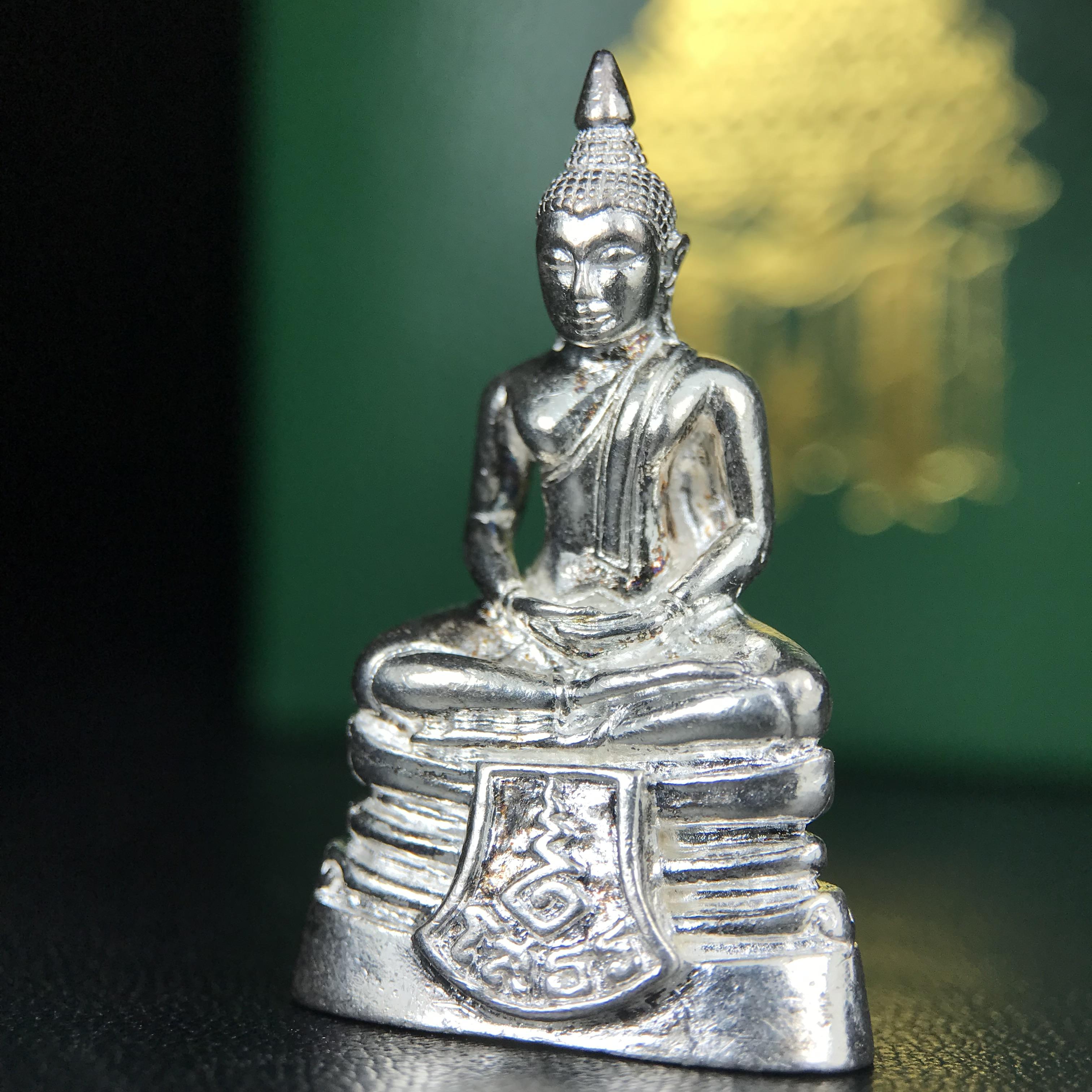 พระพุทธโสธร รุ่น กศก. 120 ปี เนื่องในโอกาสครบ 120 ปี กรมศุลกากร กระทรวงการคลัง จัดสร้าง ปี 2537 เนื้อเงินบริสุทธิ์ 99.9% ผิวขัดเงา(งานบริษัท แพรนด้า จิวเวลรี่)สวยงดงาม ทรงคุณค่า