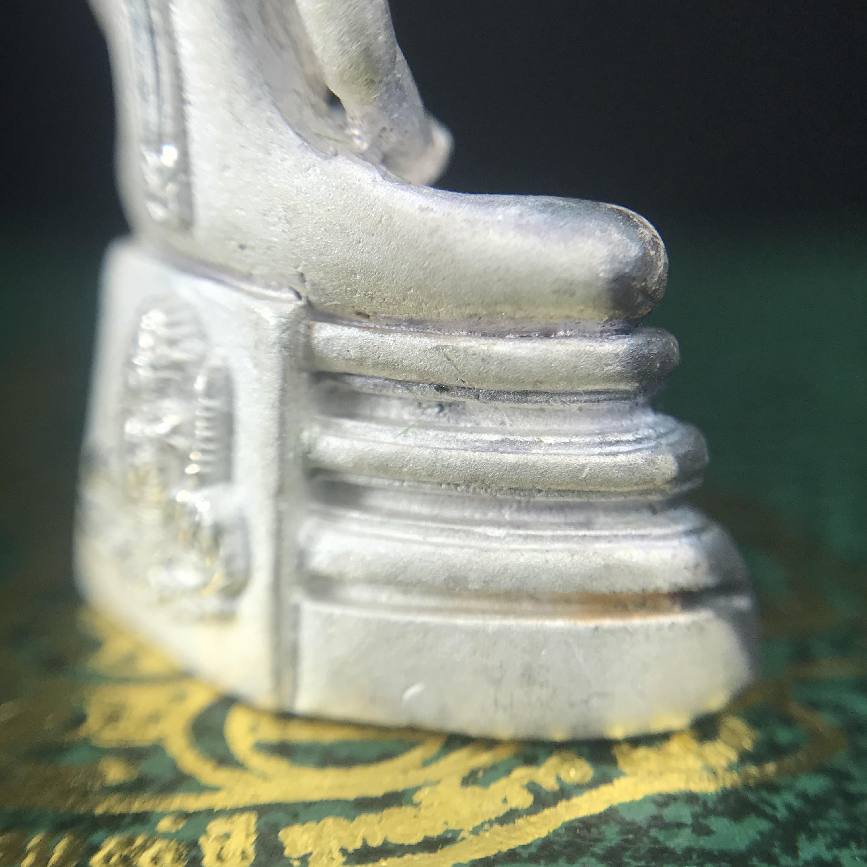 พระพุทธโสธร ภปร. รุ่นย้อนยุค สร้างพระอุโบสถ สมาคมชาวฉะเชิงเทรา จัดสร้าง ปี 2539 วโรกาสครองสิริราชสมบัติครบ 50 ปี เนื้อเงินทรายนวลขัดเงาบางส่วน(ผิวเดิม) พร้อมกล่องบรรจุและใบรับรองเดิม