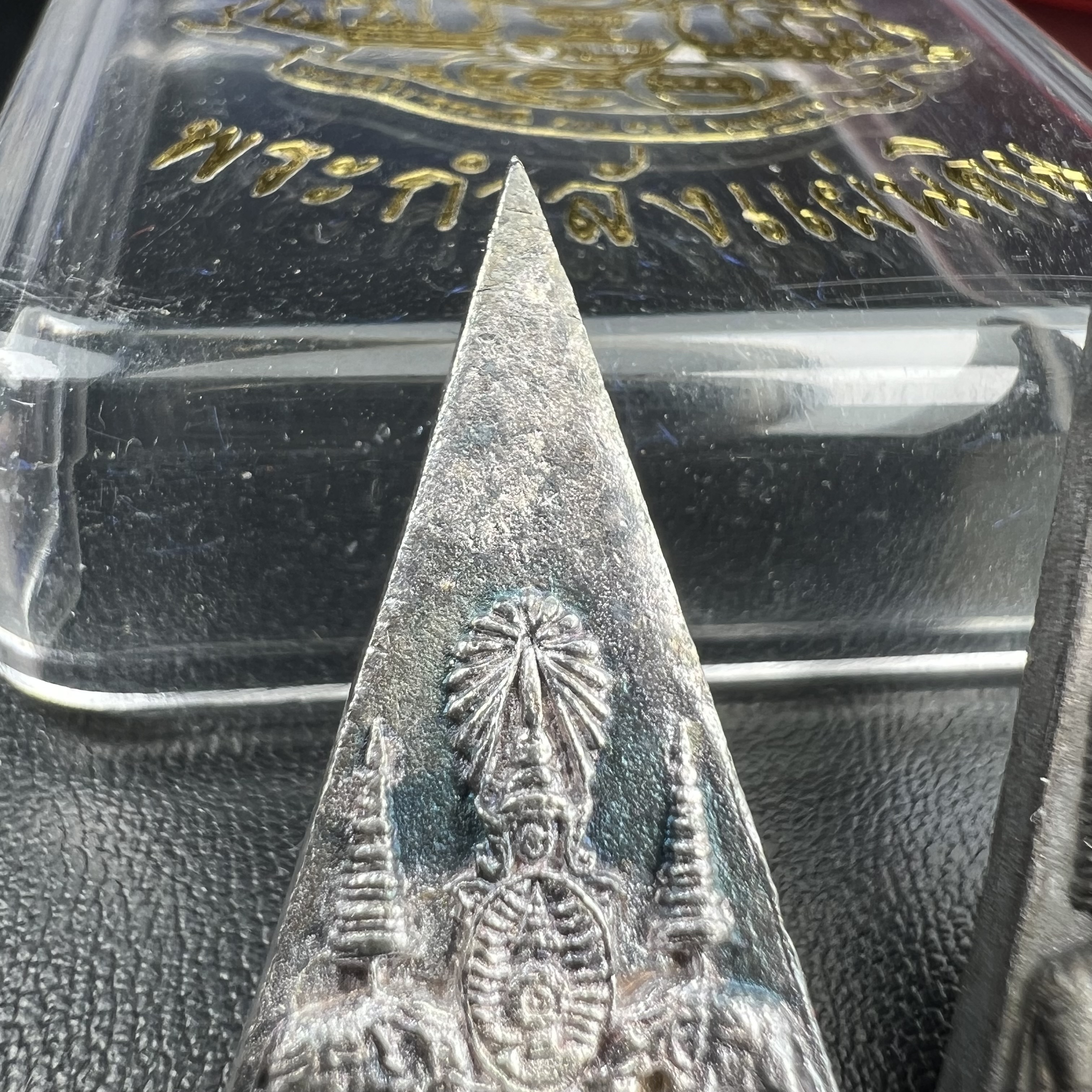 พระกำลังแผ่นดิน (สมเด็จจิตรลดา2) จัดสร้างเฉลิมพระเกียรติ ร.9 ครองราชย์ 50 ปี 2539 เนื้อเงิน(ผิวเดิมกลับดำ รุ้งๆสวย)+เนื้อนวโลหะ(สร้างน้อยหายาก)พร้อมกล่องบรรจุเดิมครบสมบูรณ์(1ใน2539องค์)