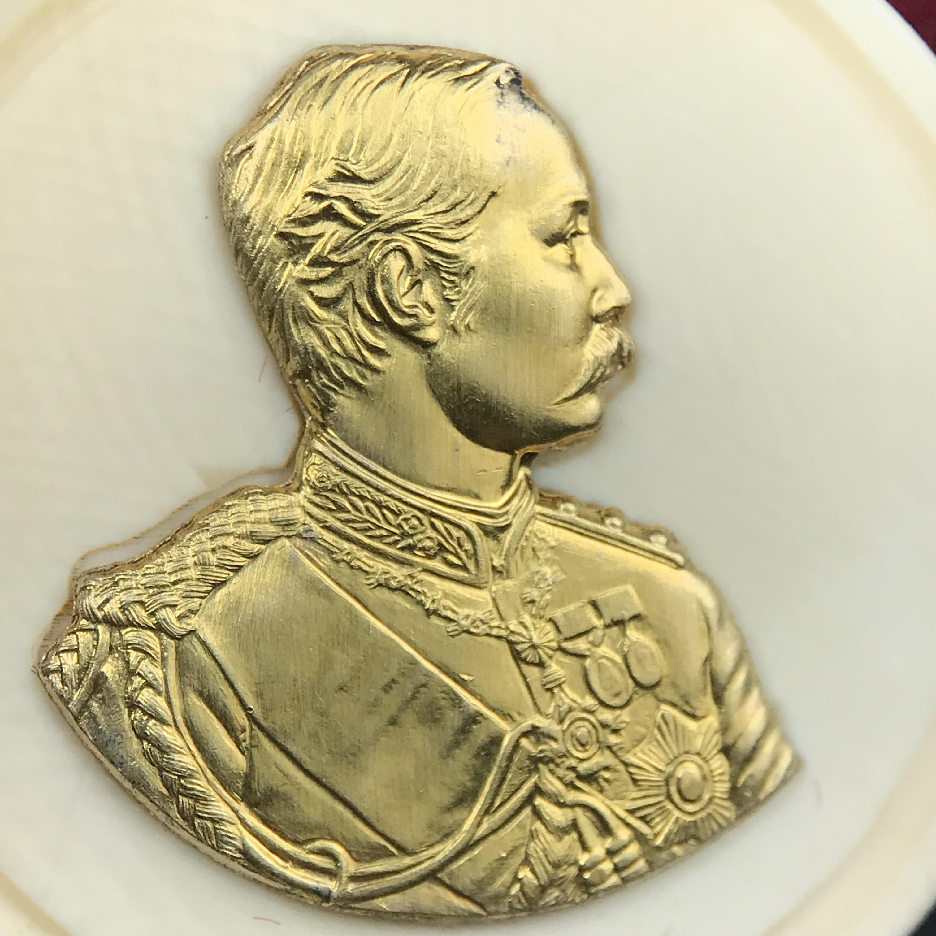 เหรียญรัชกาลที่ 5 คชสารหมื่นปี หลวงพ่ออุตตมะ วัดวังก์วิเวการาม ปี 2540 พิมพ์ใหญ่ขนาด 3.0 ซม. หน้ากากทองคำบริสุทธิ์ 99.99% (ผิวสวยเดิม)พร้อมกล่องบรรจุเดิมและใบรับรองเดิมครบ(ควรคู่ผู้รู้คุณค่า ด้วยวัตถุมงคล เสริมบุญญาบารมี)