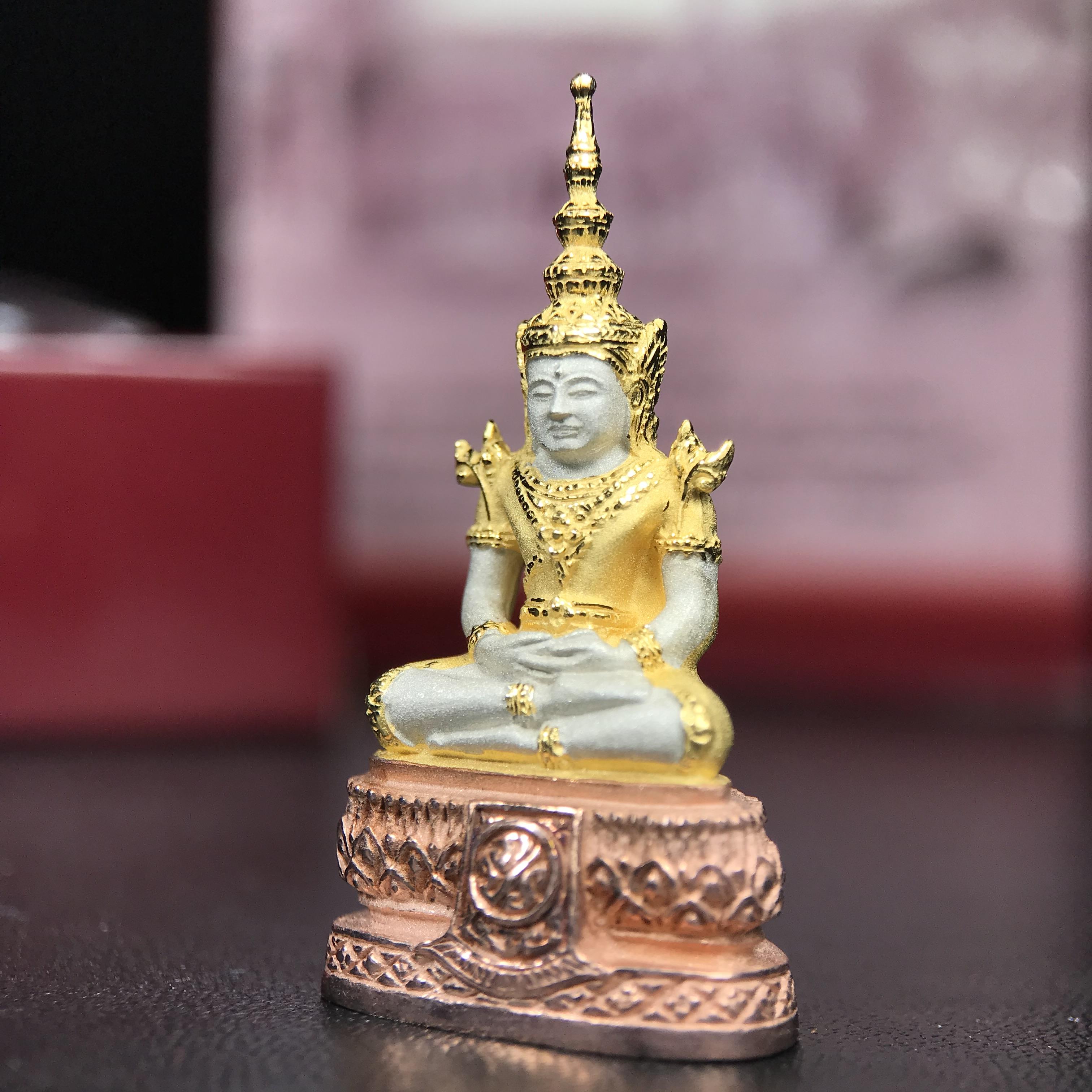 พระแก้วมรกต ภปร.(รุ่นแรก) ปี2545 จัดสร้างในมหาวโรกาส พระบาทสมเด็จพระเจ้าอยู่หัวรัชกาลที่ 9 ครบรอบ 75 พรรษา และฉลองกรุงรัตนโกสินทร์ครบ 220 ปี พิมพ์ลอยองค์ใหญ่ เนื้อเงินบริสุทธิ์ 92.5%(สามกษัตริย์) ขนาด 19*35 มม. พร้อมกล่อง สวยครบสมบูรณ์(องค์หมายเลข ๓๓๘๗)