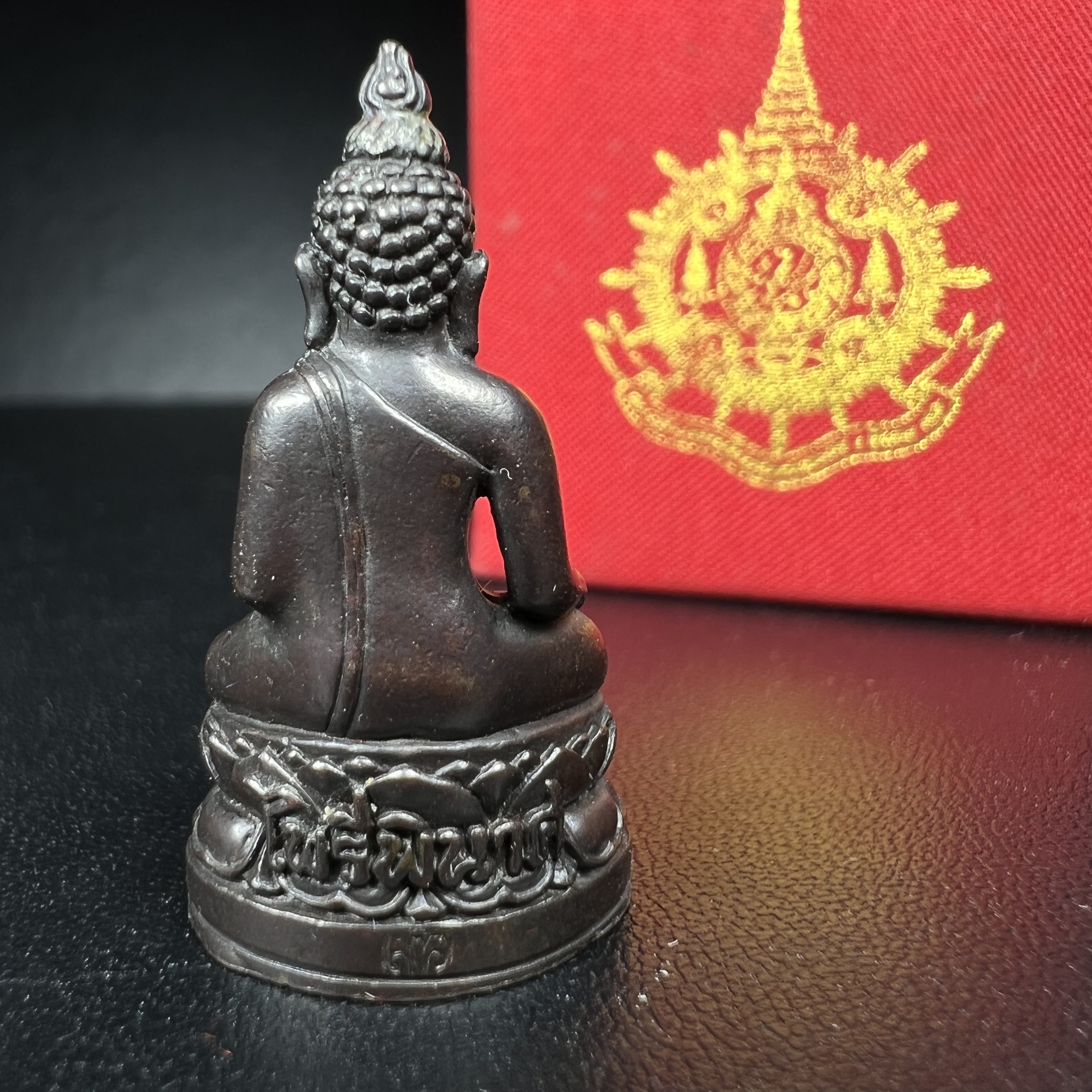 พระกริ่งไพรีพินาศ เฉลิมพระเกียรติ พระบาทสมเด็จพระเจ้าอยู่หัวรัชกาลที่9 พระชนมพรรษา 6 รอบ ปี2542 เนื้อนวโลหะผสมทองคำ(บรรจุเหล็กไหล)ดีนอก-ดีใน