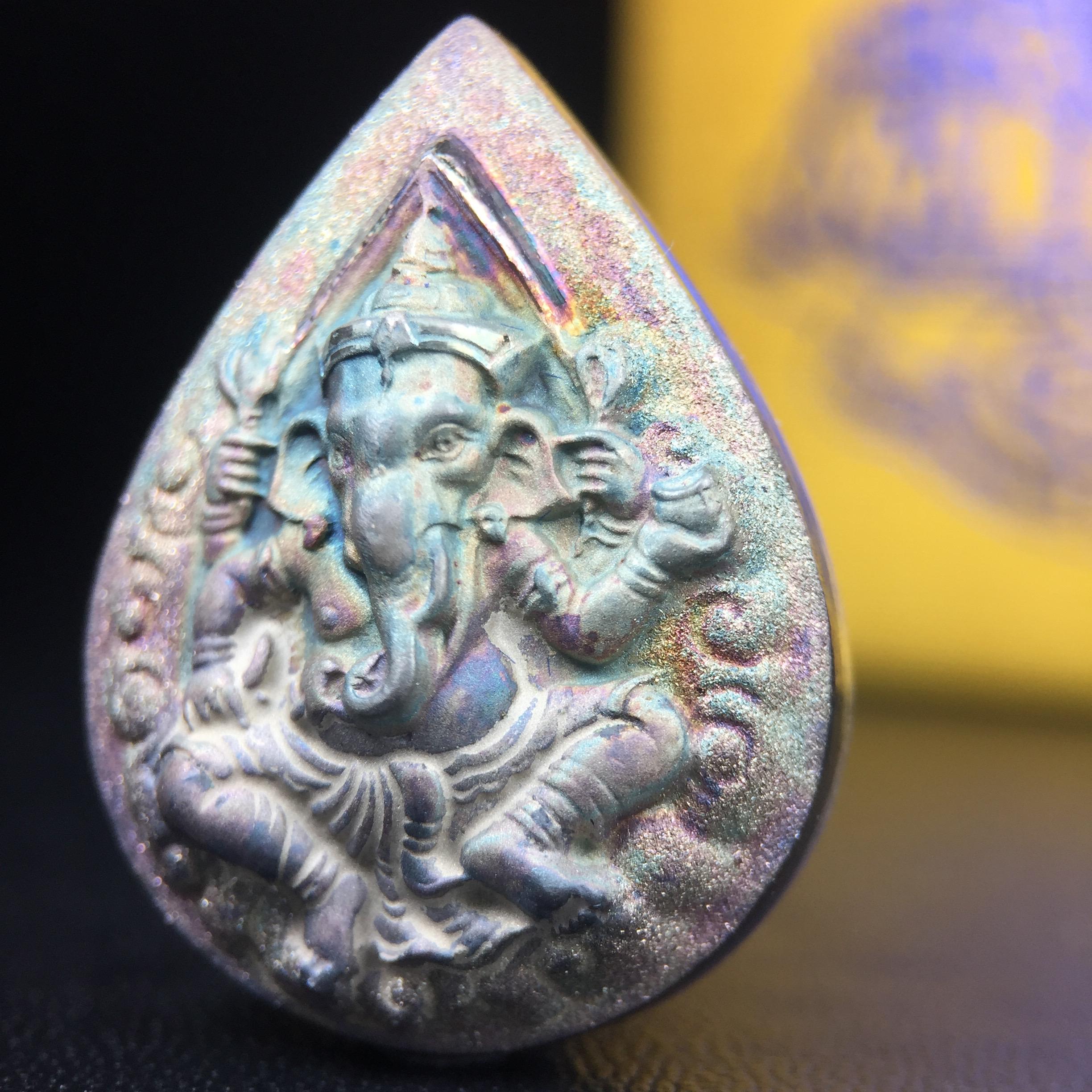 เหรียญพระพิฆเนศวร ญสส. ชุดกาญจนาภิเษกครองราชย์ 50 ปี พุทธศักราช 2538 พิมพ์ใหญ่(2.9 ซม.) เนื้อเงินผิวเดิมกลับดำขึ้นสีรุ้งเข้มขลังงดงามธรรมชาติสร้างสรรค์ สภาพสวยเดิมพร้อมกล่องบรรจุเดิม ตอกโค๊ดหมายเลขกำกับ(1ใน 5539องค์)