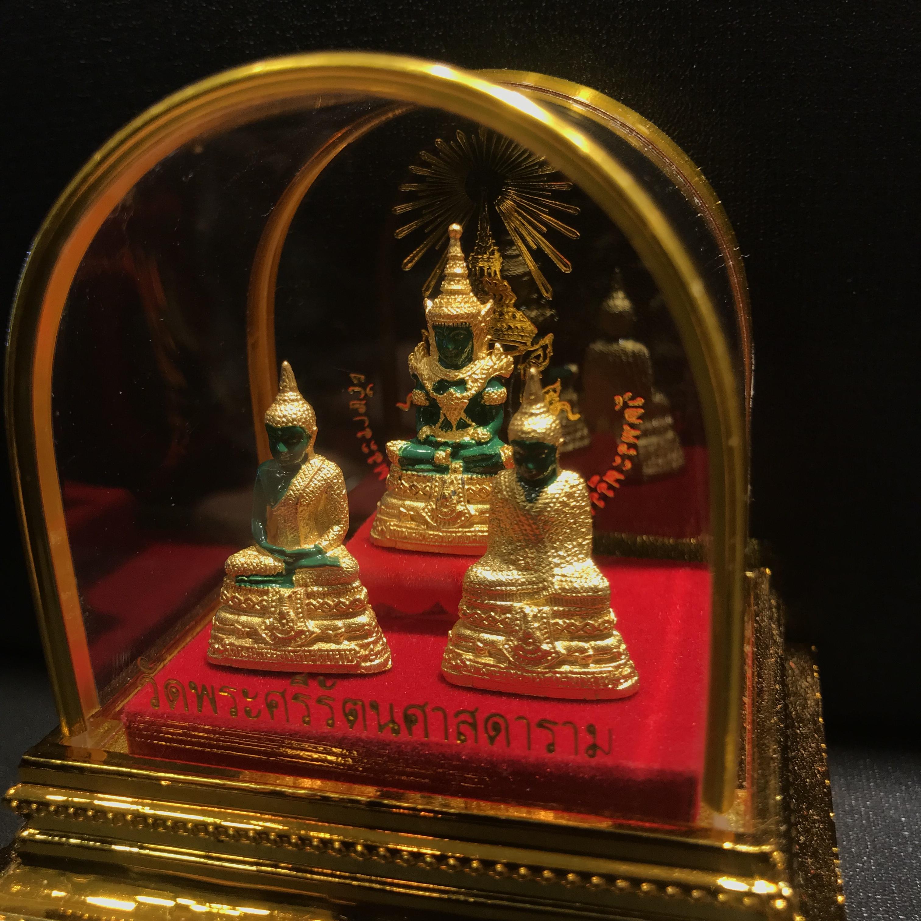 พระพุทธมหามณีรัตนปฏิมากร(พระแก้วมรกต) วัดพระศรีรัตนศาสดาราม สำนักพระราชวัง จัดสร้าง ชุด 3 ฤดู หน้าตัก 1 นิ้วพร้อมครอบตู้เดิม(บรรจุมวลสารใต้ฐาน)