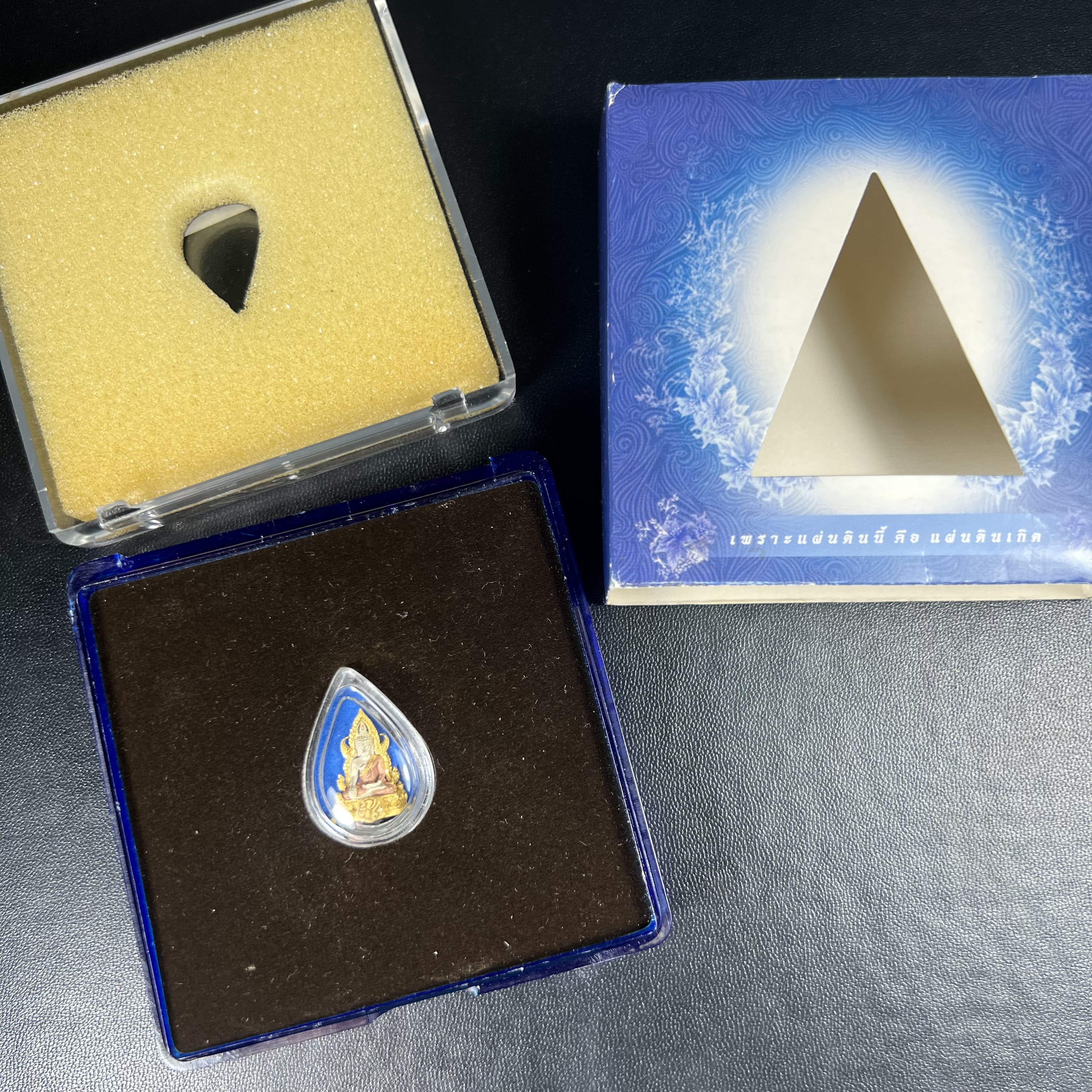 พระพุทธชินราช ภปร. โครงการ เพราะแผ่นดินนี้คือแผ่นดินเกิด เนื้อเงินชุบสามกษัตริย์ ปี2551 ขนาดหน้าตัก1/4นิ้ว (สวยงามหายาก)