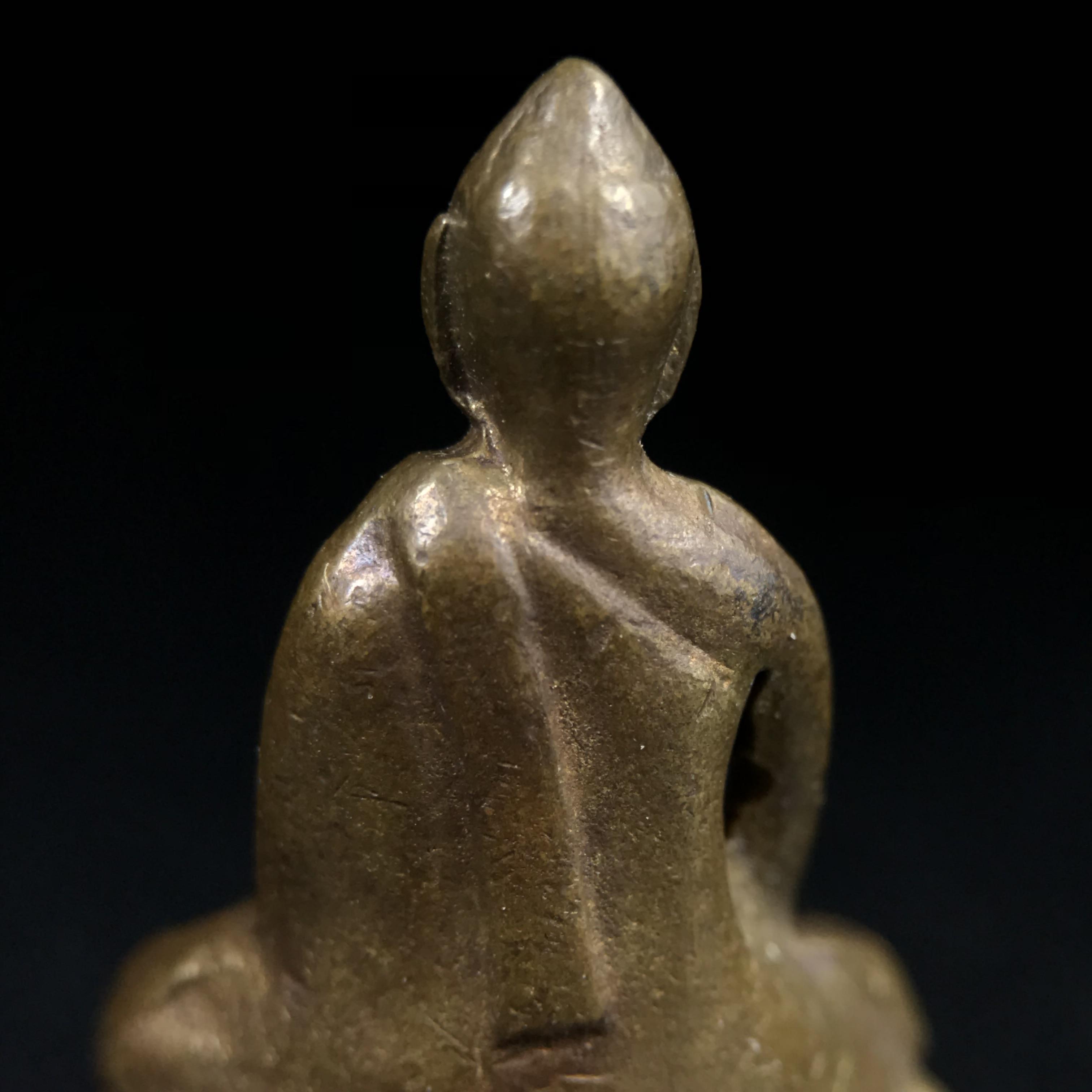 พระกริ่งฝีพระหัตถ์สมเด็จย่า ขนาดห้อยบูชาขนาดเล็ก จัดสร้างขึ้นเนื่องในวาระครบ 6 รอบ เมื่อวันที่21 ตุลาคม พ.ศ.2515(ในหลวงรัชกาลที่ 9 เสด็จพระราชดำเนินทรงเททอง)ปลุกเสกยิ่งใหญ่ เกจิ 108 รูป ร่วมปลุกเสก คัดสภาพสวยแบบนี้พบเจอน้อยมาก หมายเลขต้นๆหลักร้อย หายากมาก