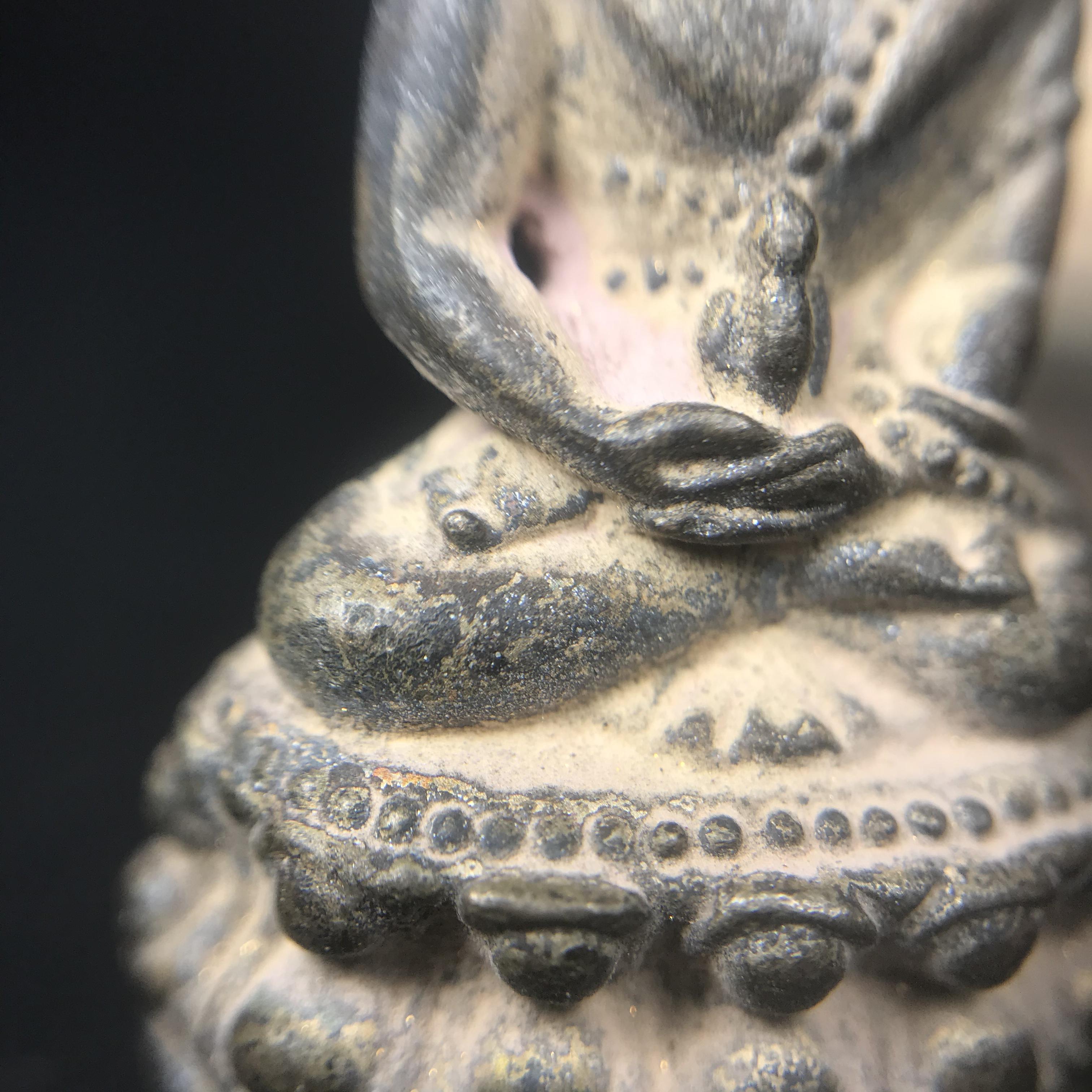 พระกริ่งชินบัญชรฉลองพระชันษา 100 ปี สมเด็จพระญาณสังวร วัดบวรนิเวศวิหาร ปี 2556 เนื้อนวโลหะผสมทองคำก้นอุดผงพรายกุมาร หลวงปู่ทิม พิธีใหญ่ มวลสารเด่น นิยม(1 ใน 599 องค์)หายาก