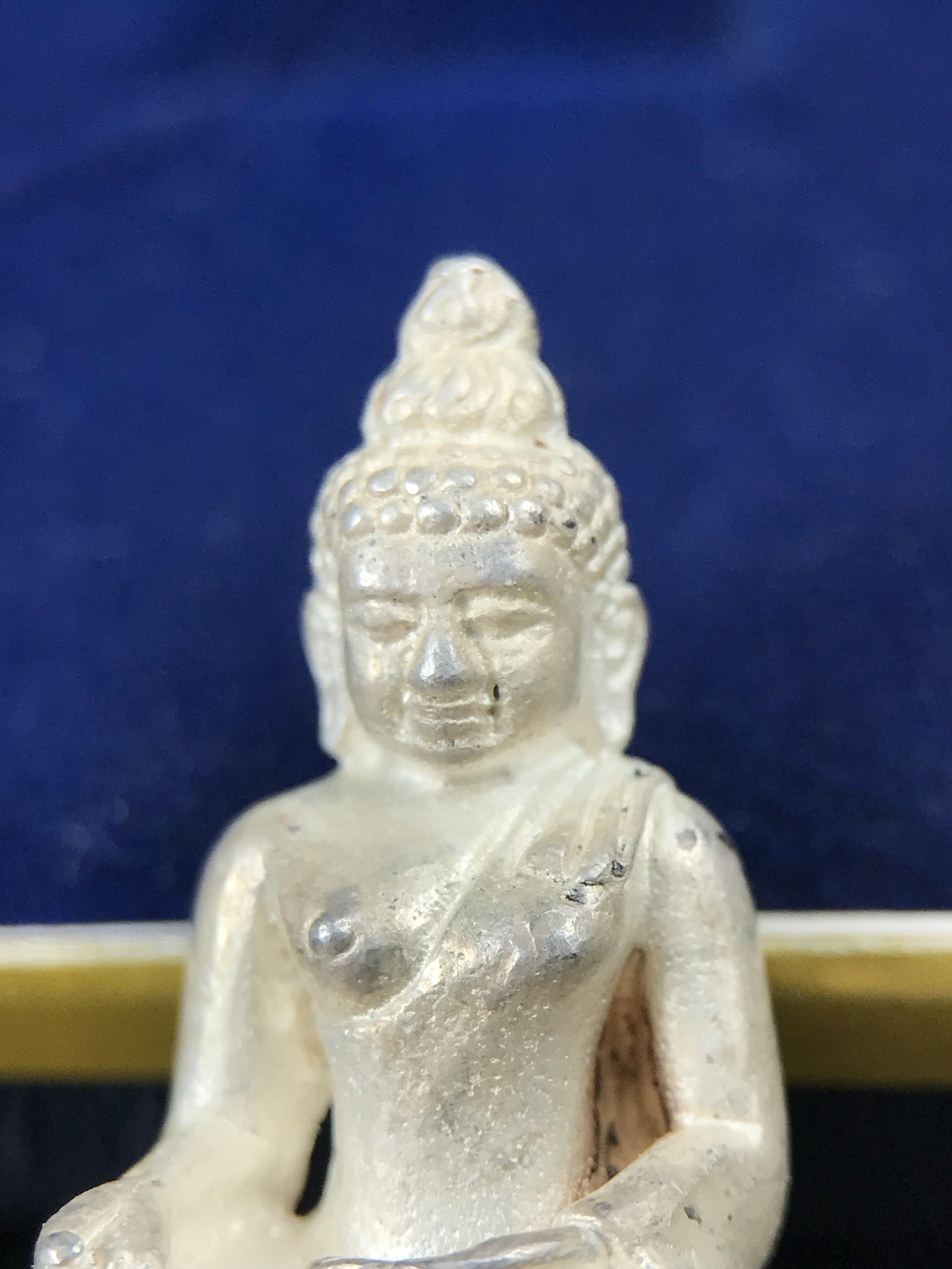 พระกริ่ง-พระชัยวัฒน์ ไพรีพินาศ ญสส.รุ่น นวฤทธิ์โภคทรัพย์ ปี 2544 อุดผงพุทธคุณ บรรจุมวลสารจิตรลดา และเส้นพระเกศาของสมเด็จพระญาณสังวร พระสังฆราชฯ พร้อมกล่องบรรจุเดิม เนื้อเงิน ก้นทองคำ(พิมพ์กรรมการ)ชุดหมายเลข ๒(1ใน 89 ชุด) หายากพบเจอน้อยมาก