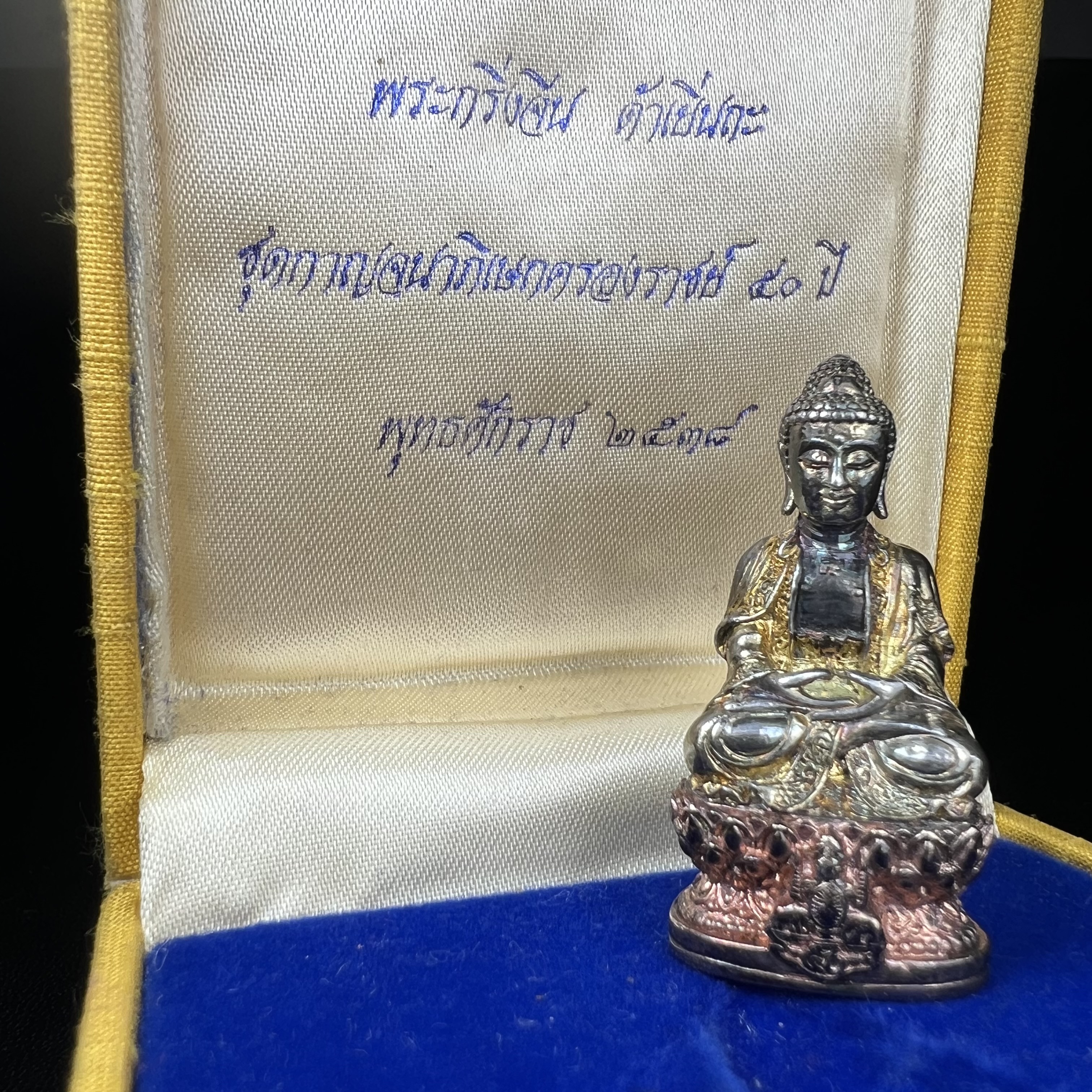 พระกริ่งจีน "ต้าเยิ่นถะ" ชุดกาญจนาภิเษกครองราชย์ 50 ปี วัดบวรนิเวศวิหาร ปี 2538 เนื้อเงินสามกษัตริย์ 99.99% สูง 3.8 ซม. (สภาพผิวสวยเดิมติดรุ้งๆ พิธีใหญ่ พุทธศิลป์งดงาม) สภาพสวยเดิมพร้อมกล่องบรรจุเดิม ***ตอกโค๊ดหมายเลข ๖๒๙๒***