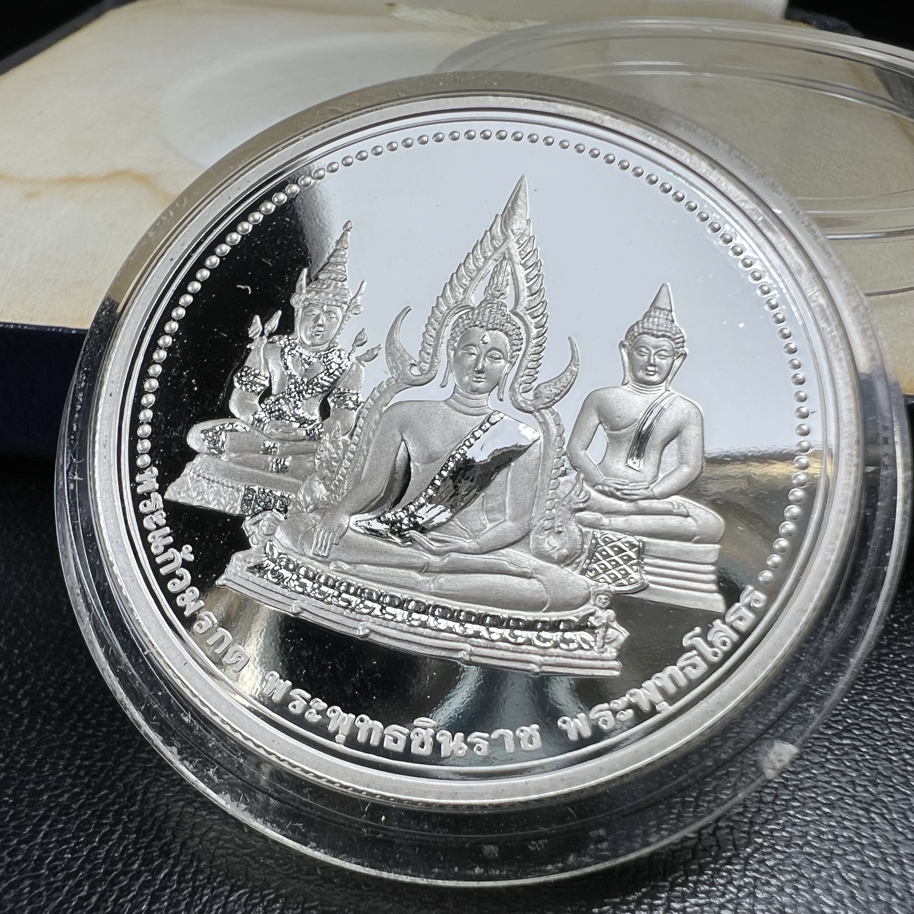 เหรียญพระแก้วมรกต พระพุทธชินราช พระพุทธโสธร รุ่นพุทธบารมี ปี 2540 เนื้อเงินขัดเงา 99.9% พร้อมกล่องบรรจุเดิม พิธีพุทธาภิเษก 2 พิธี มหามงคล (พระพุทธคู่บ้านคู่เมือง รูปแบบเหรียญสวยงดงามมาก พิธีใหญ่ เป็นที่นิยม)สร้างน้อยหายาก 1 ใน 500 เหรียญ