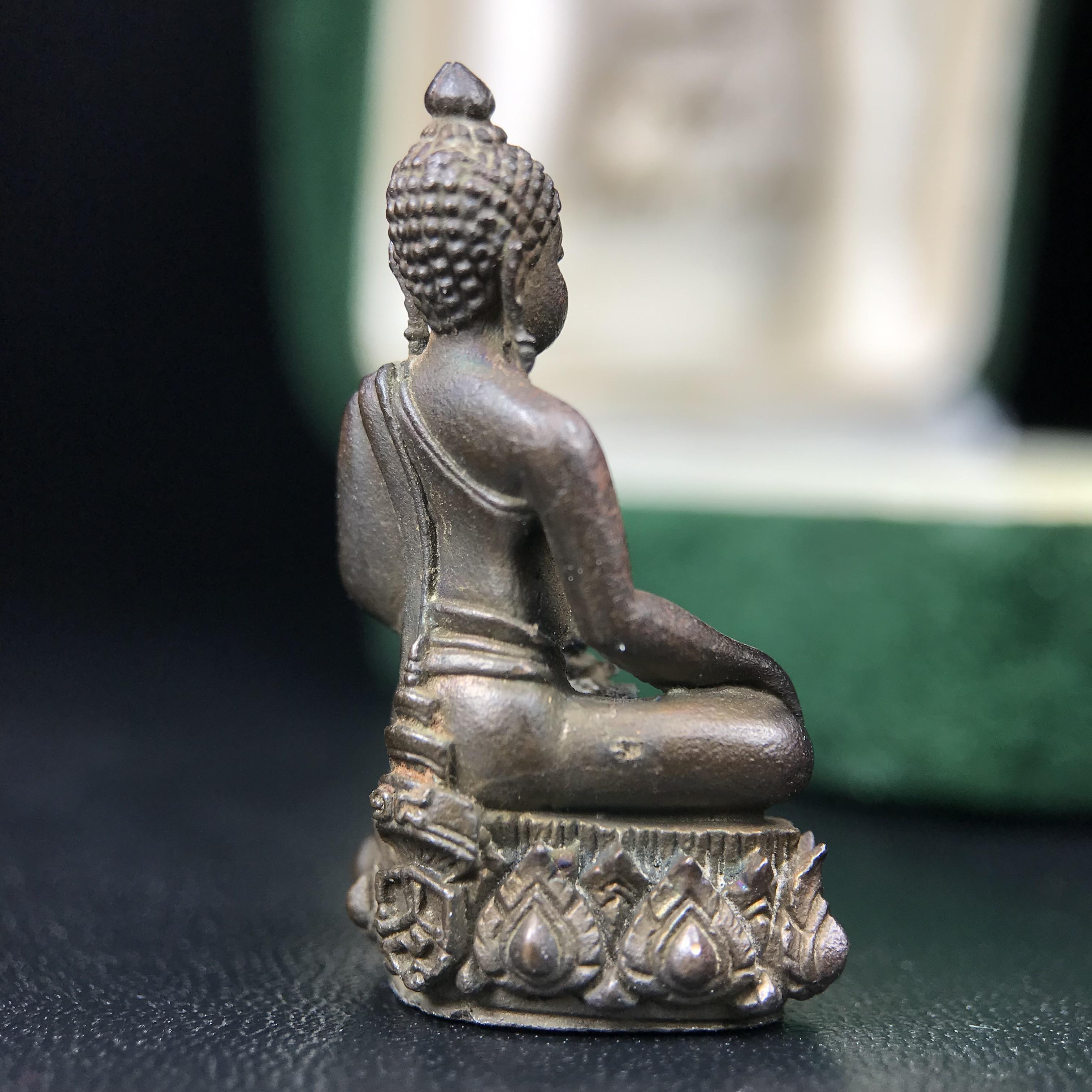 พระกริ่งวาสนา(รุ่นแรก) 80 พรรษา สมเด็จพระสังฆราช (วาสน์) วัดราชบพิธฯ ปี2521 เนื้อนวโลหะ(ตอกโค๊ตพระปิดตา) โดยมีหลวงปู่โต๊ะ วัดประดู่ฉิมพลีร่วมปลุกเสก พร้อมกล่องบรรจุเดิม(รุ่นแรก คอตั้งตรงได้สัดส่วน หายาก)