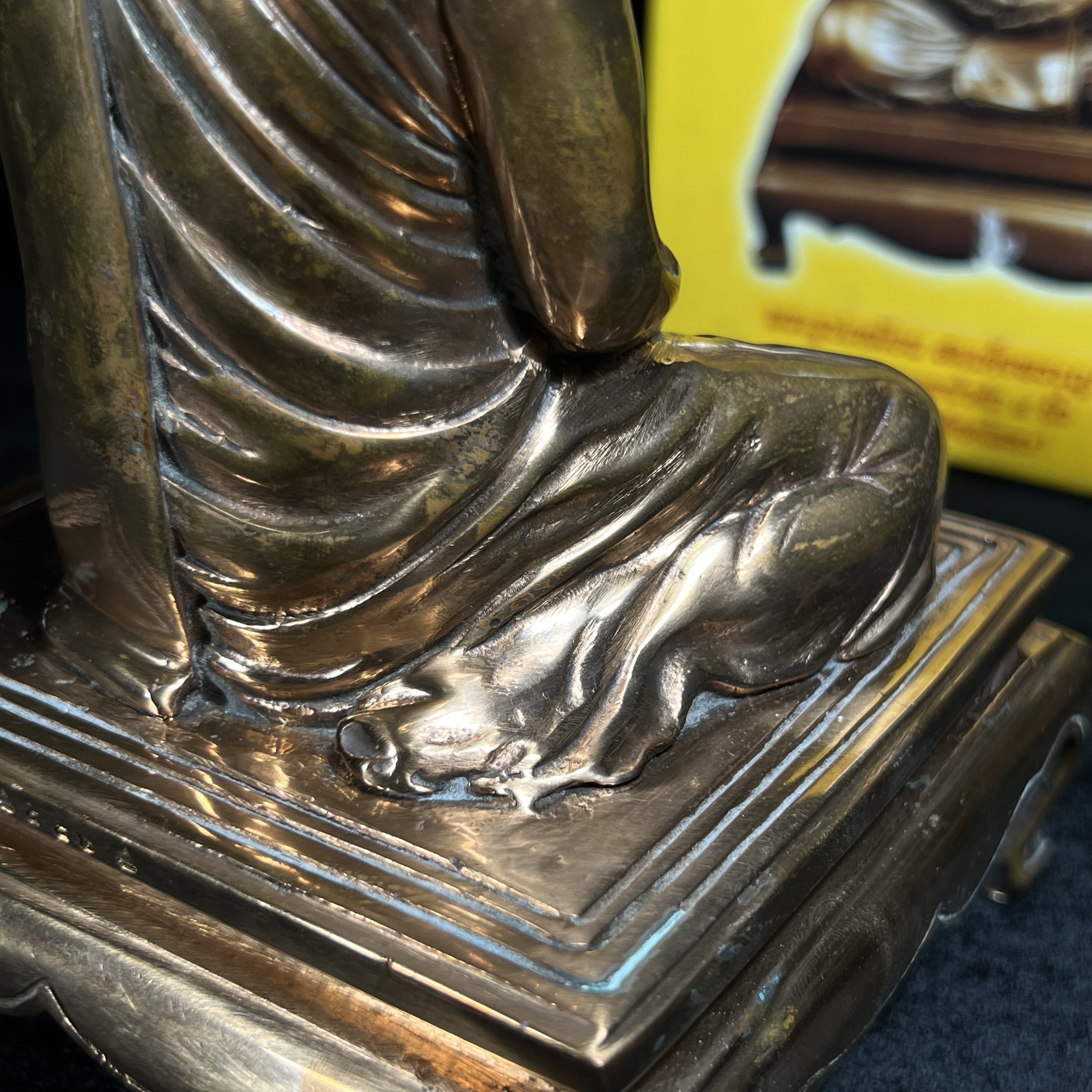 พระรูปเหมือนบูชารุ่นแรก สมเด็จพระญาณสังวร สมเด็จพระสังฆราช สกลมหาสังฆปริณายก วัดบวรนิเวศวิหาร รุ่น คชวัตร ปี2546 ที่ระลึกงานฉลองพระชนมายุ 90 พรรษา ขนาดบูชาหน้าตัก 4 นิ้ว เนื้อสัตตโลหะ (พระดี พิธีใหญ่ พุทธศิลป์สวย)เสด็จทรงประกอบพิธีเททองด้วยพระองค์เอง