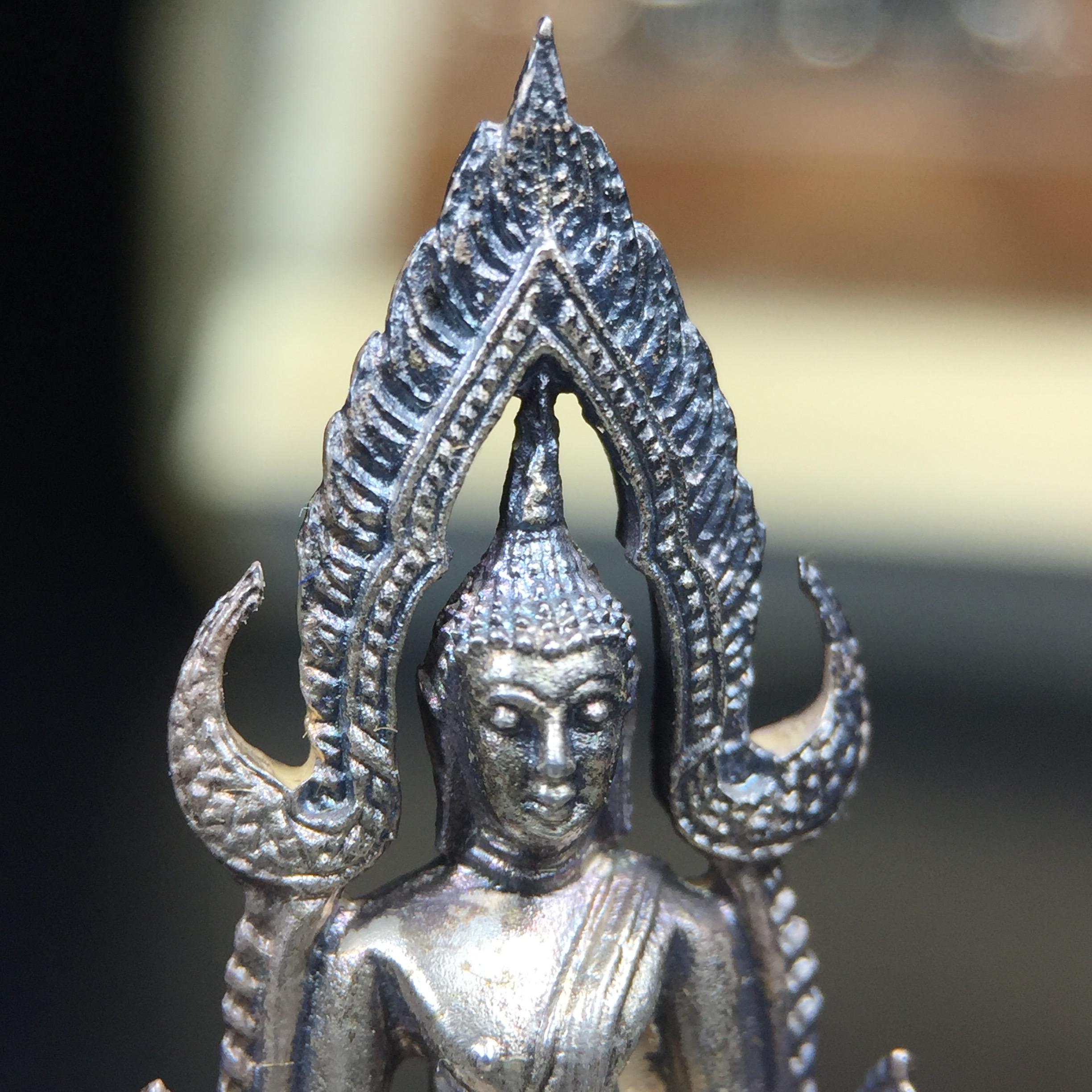 พระกริ่งพระพุทธชินราช มวก. วัดเบญจมบพิตร ปี 2519(รุ่นพิเศษ รุ่นแรก รุ่นเดียว)เนื้อเงิน(สภาพสวยผิวเดิมติดรุ้งผิวขึ้นน้ำทองสวยมีเสน่ห์ตามกาลเวลา)(ในหลวงรัชกาลที่9และสมเด็จพระราชินีเสด็จฯเททอง)(พิธีใหญ่ เกจิอาจารย์ในยุคยอดนิยมร่วมปลุกเสก) (องค์หมายเลข ๒๕๓๐)