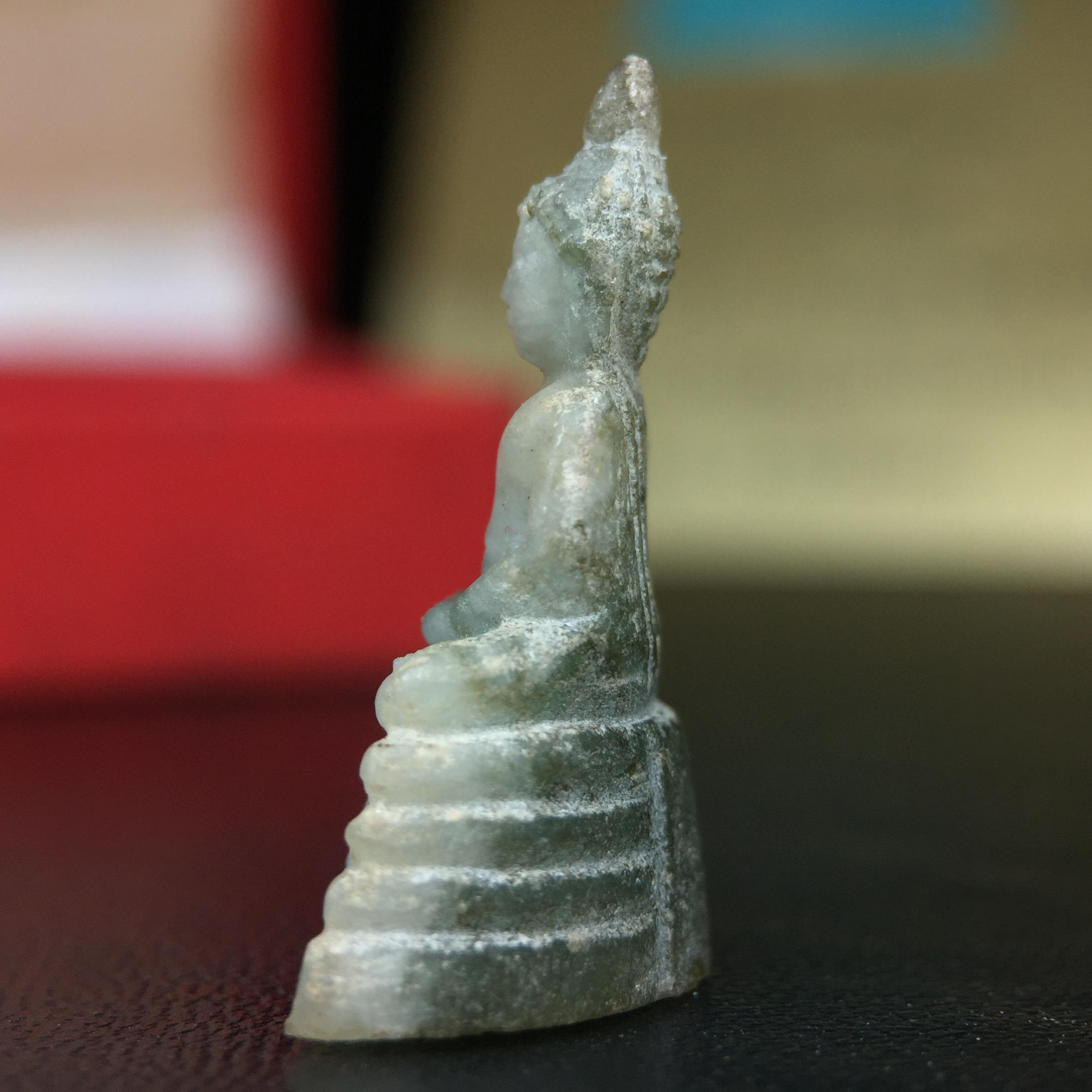 พระพุทธโสธร เนื้อหยก(รุ่นแรก) รุ่นประวัติศาสตร์ พุทธาภิเษก วันที่ 3 กันยายน พ.ศ.2543 ณ พระอุโบสถวัดโสธรวรารามวรวิหาร อ.เมือง จ.ฉะเชิงเทรา พิมพ์ลอยองค์ใต้ฐานมีโค๊ตแผ่นทองคำแท้กำกับทุกองค์พร้อมกล่องบรรจุและบัตรรับรองเดิมครบชุด (1 ใน 3999 องค์)นิยมหายาก