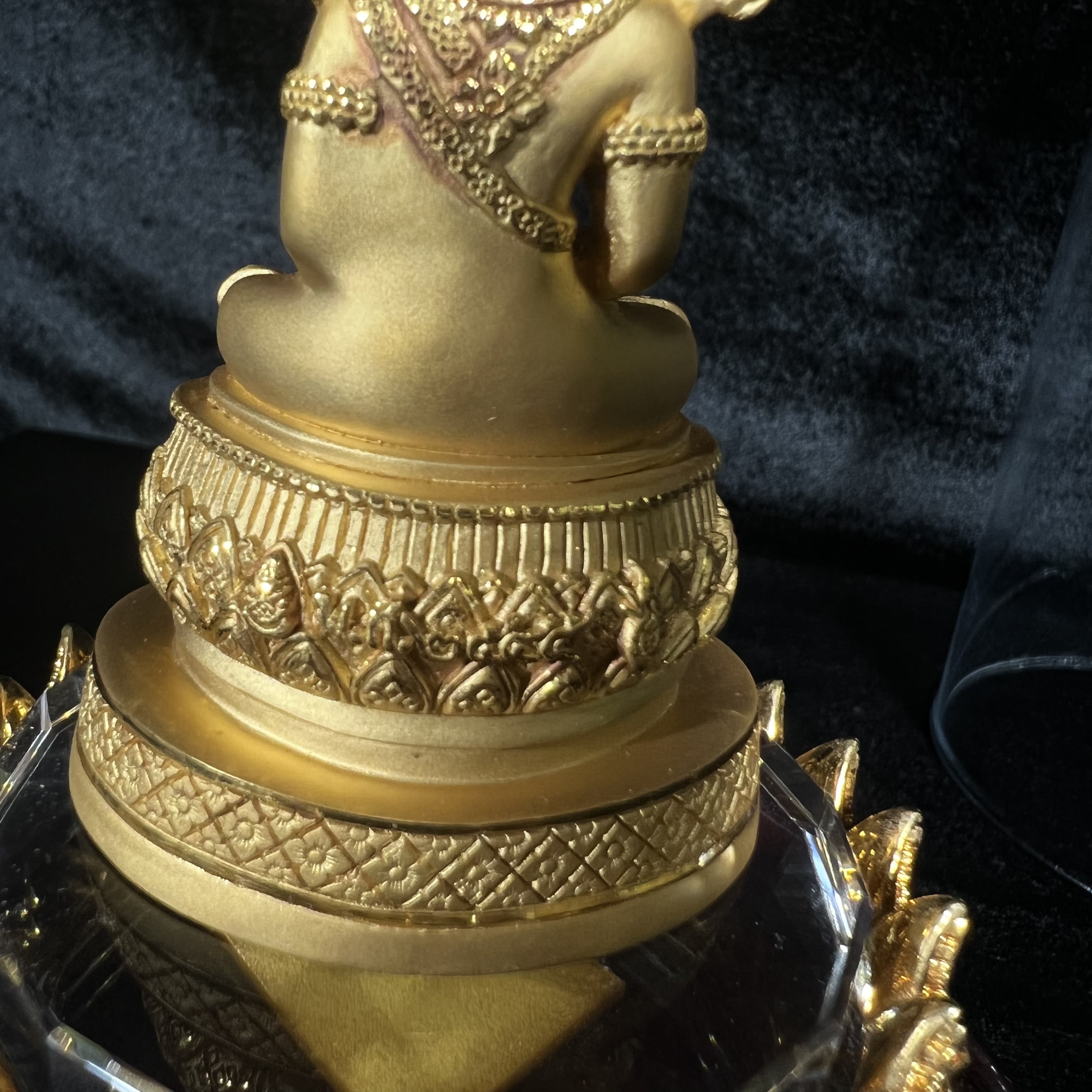 พระแก้วมรกต ภปร.(รุ่นแรก) ปี2545 รุ่นฉลองกรุงรัตนโกสินทร์ครบ 220 ปี หล่อลอยองค์ เนื้อทองคำบริสุทธิ์99.99% ขนาดบูชา 50*90 มม. พร้อมฐานวางครอบแก้วเดิม(สวยงามและหายากมาก)(1ใน1000องค์)