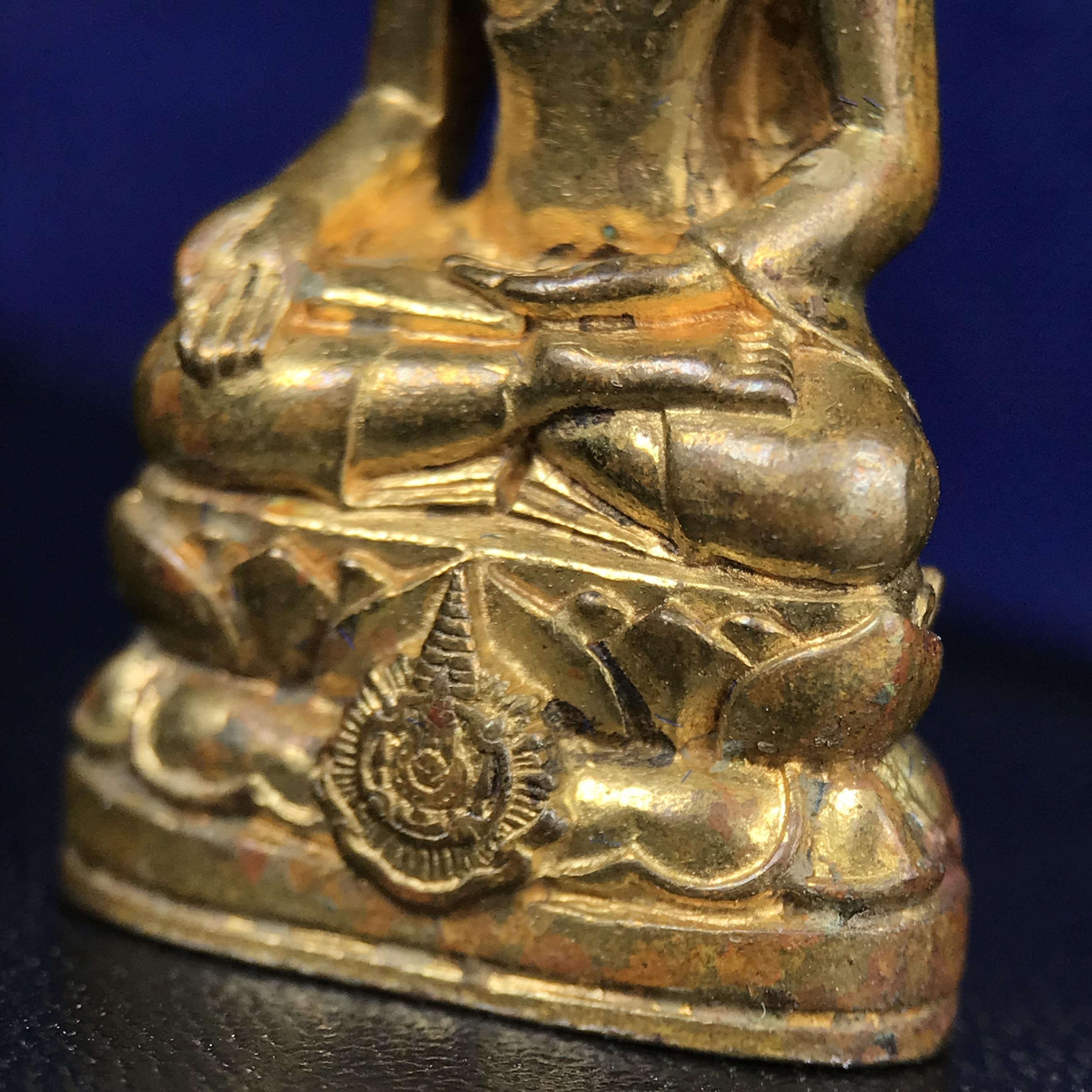 พระกริ่งไพรีพินาศ บรรจุเหล็กไหล ครั้งแรกและครั้งเดียวในประวัติศาสตร์ เฉลิมพระเกียรติ พระบาทสมเด็จพระเจ้าอยู่หัวรัชกาลที่9 พระชนมพรรษา 6 รอบ ปี2542 เนื้อสัมฤทธิ์(บรรจุเหล็กไหล)ดีนอก-ดีใน พิธีใหญ่ มวลสารเด่น (หายาก)***กล่องบรรจุเก่าชำรุดตามรูป***