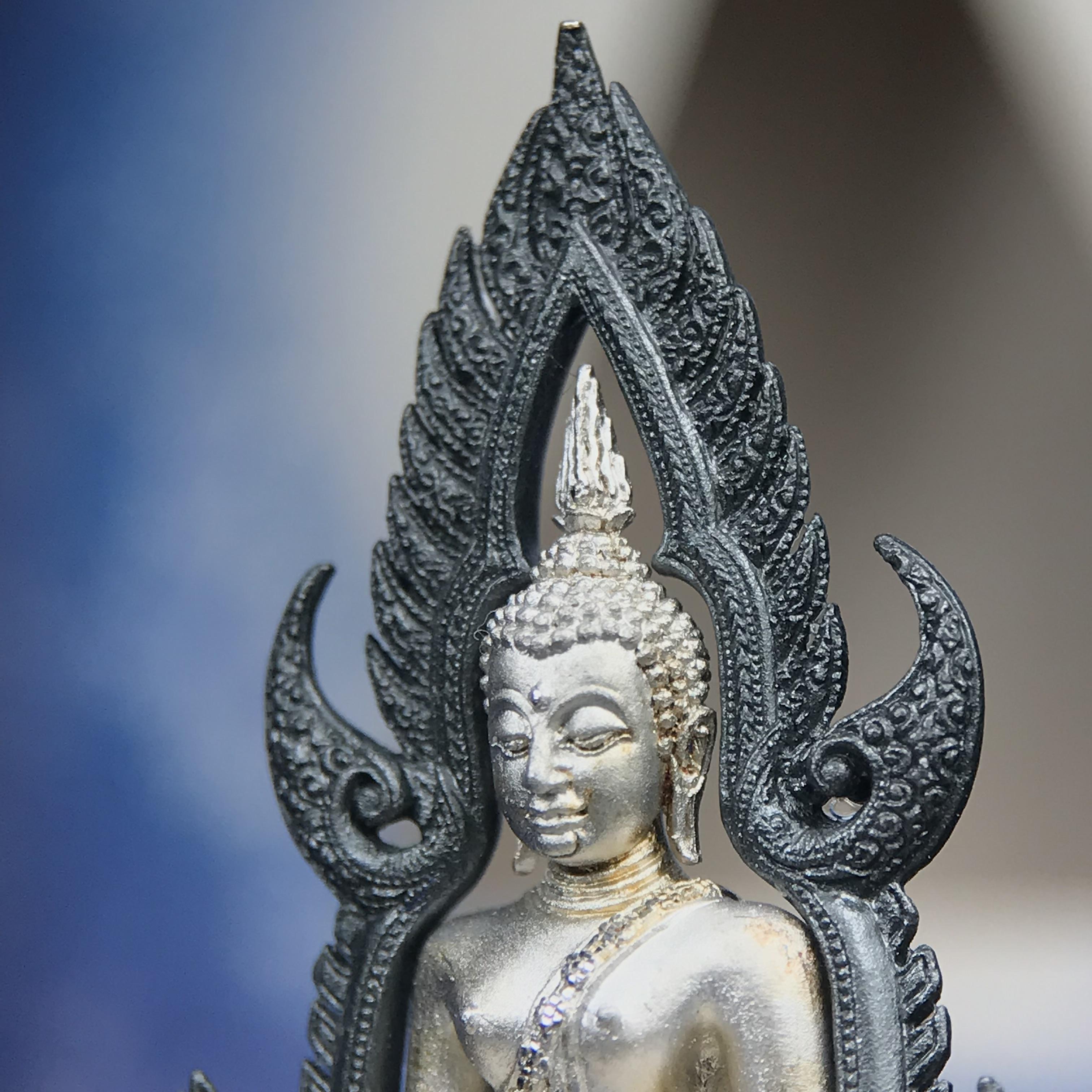 พระพุทธชินราช ภปร. โครงการเพราะแผ่นดินนี้คือแผ่นดินเกิด เนื้อเงินชุบทองคำขาวซุ้มรมดำ ปี2551 ขนาดหน้าตัก1/2นิ้ว(3.5*2.5ซม.)ประกอบพิธี ณ พระอุโบสถ วัดพระศรีรัตนศาสดาราม(วัดพระแก้ว)และพระวิหารวัดพระศรีรัตนมหาธาตุวรมหาวิหาร(จ.พิษณุโลก)(สวยงามหายาก)1ใน5000องค์