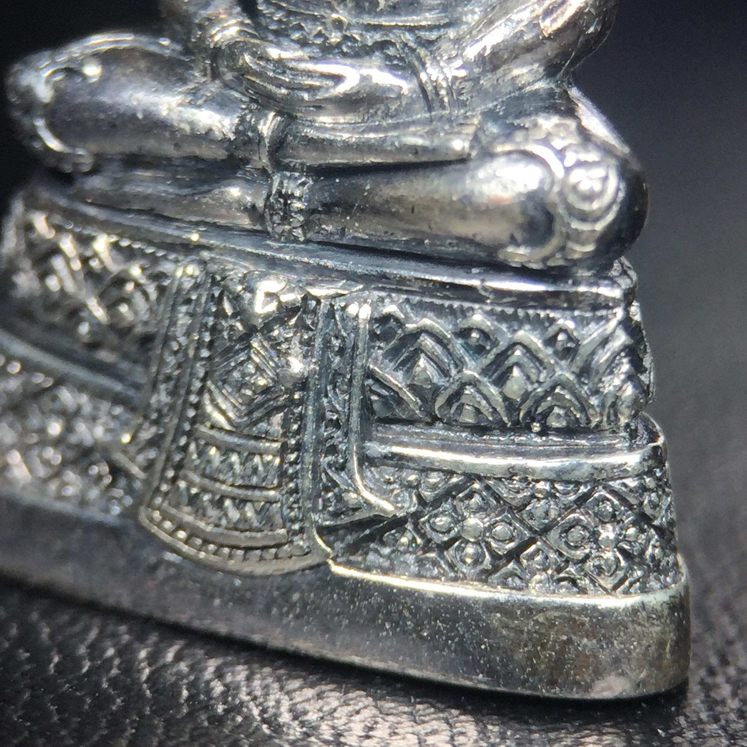 พระแก้วมรกต กรมสรรพสามิตจัดสร้างขึ้นเนื่องในโอกาสครบรอบ 64 ปีของกรมสรรพสามิต และเนื่องในวโรกาสที่พระบาทสมเด็จพระเจ้าอยู่หัวทรงครองราชย์ครบ 50 ปีในปีกาญจนาภิเษก เมื่อ พ.ศ.2539 เนื้อเงินรมดำขัดเงาพร้อมกล่องบรรจุเดิม