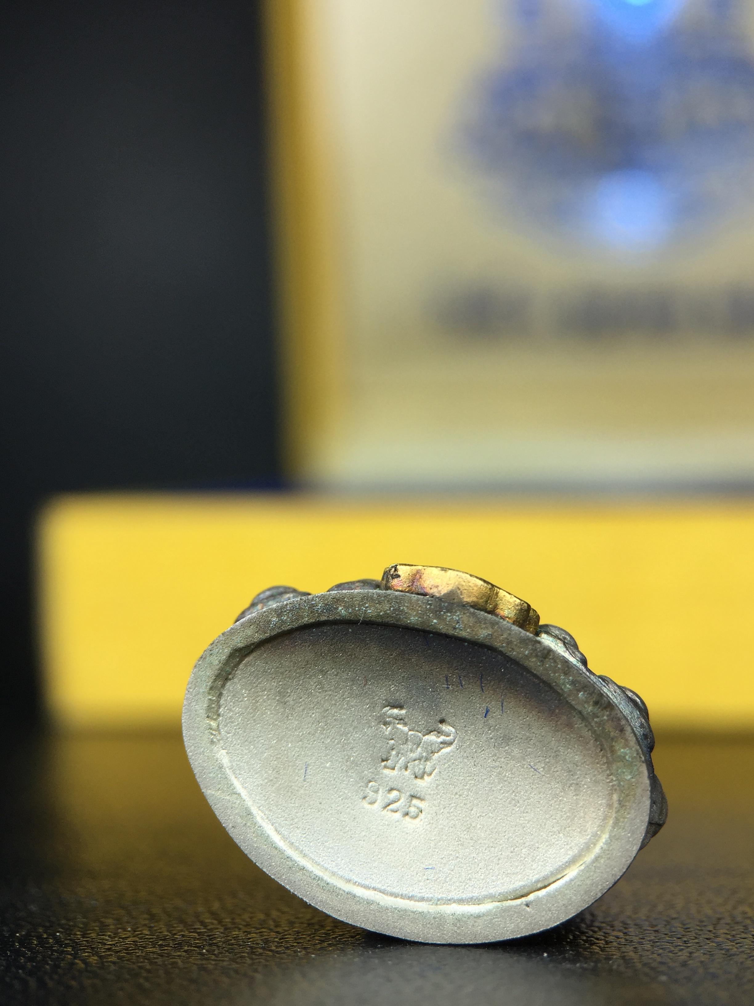 พระกริ่งสมเด็จญาณ วัดบวรนิเวศวิหาร เนื้อเงินบริสุทธิ์ 92.5% ตรากาญจนาภิเษกทองคำ(เนื้อทองคำแท้) พระราชทานแจกเมื่อ 3 ตุลาคม 2538 จัดสร้างในวโรกาส สมเด็จพระญาณสังวร สมเด็จพระสังฆราช ฉลองพระชนมายุครบ 82 พรรษา และฉลองครองราชสมบัติครบ 50 ปี รัชกาลที่ 9(หายาก)