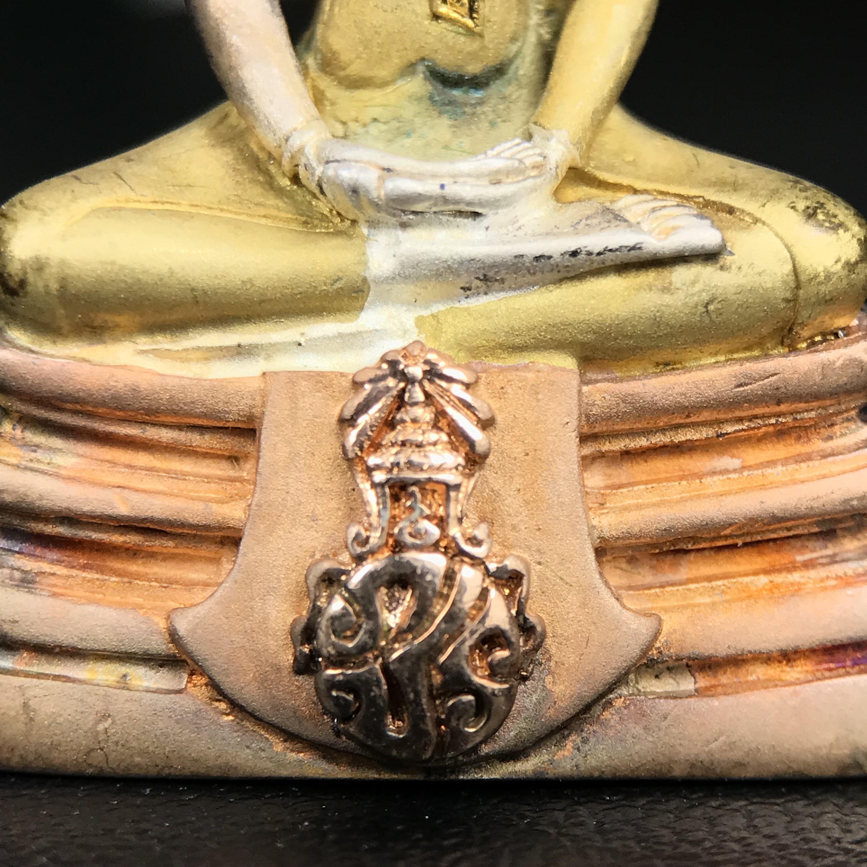 พระพุทธโสธร ภปร. รุ่นย้อนยุค สร้างพระอุโบสถ สมาคมชาวฉะเชิงเทรา จัดสร้าง ปี 2539 วโรกาสครองสิริราชสมบัติครบ 50 ปี เนื้อเงินชุบสามกษัตริย์ทรายนวลขัดเงาบางส่วน(สภาพผิวเดิม เก่าเก็บอย่าดี สวยมาก แบบนี้หายาก) พร้อมกล่องบรรจุและใบรับรองเดิมครบสมบูรณ์