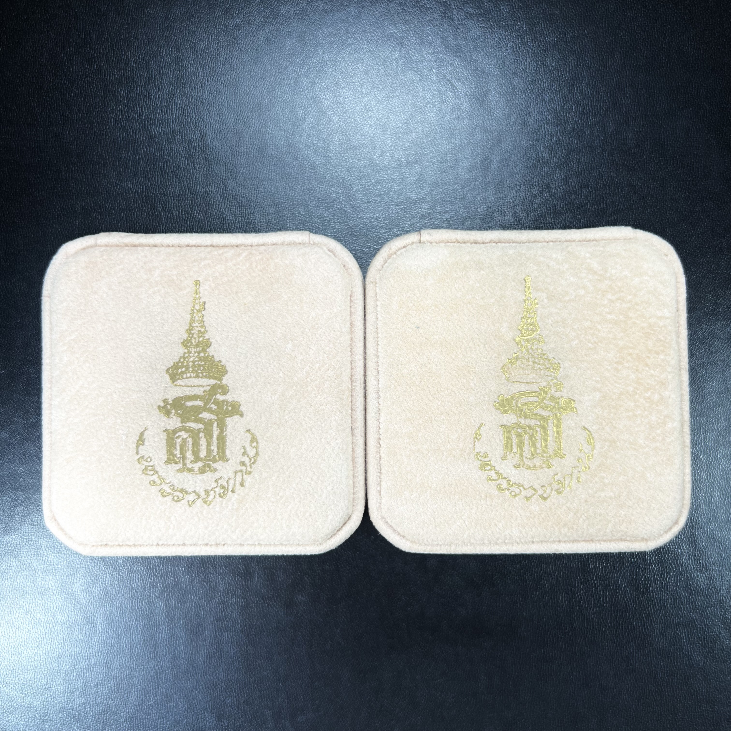 พระกริ่งพระพุทธนวราชบพิตร+พระกริ่งไพรีพินาศ ตรากาญจนาภิเษกครองสิริราชสมบัติครบ 50 ปี รัชกาลที่9 ปี2540 เนื้อเงินสามกษัตริย์(ผิวเดิมสวย ครบ สมบูรณ์)พร้อมกล่องบรรจุเดิมครบ ***ครบชุดพระราชทานทั้งสององค์ นานทีจะมีมาคู่กันครับ(หายาก)***