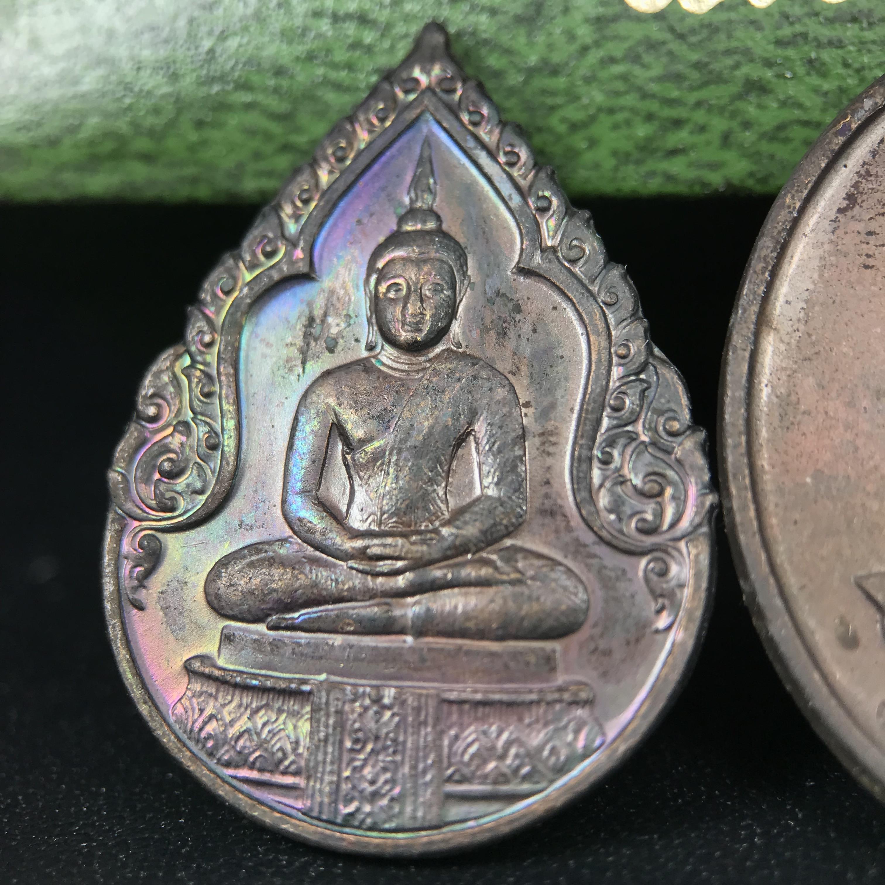 เหรียญพระแก้วมรกตหลัง ภปร. ฉลองกรุงรัตนโกสินทร์ครบ 200 ปี พ.ศ.2525 เนื้อทองแดงกล่องบรรจุเดิมครบ3พิมพ์(บล็อกพระราชศรัธา)(ในหลวงรัชกาลที่9 เสด็จในพิธี)พระคู่บ้านคู่เมือง...พระดี...พิธีใหญ่