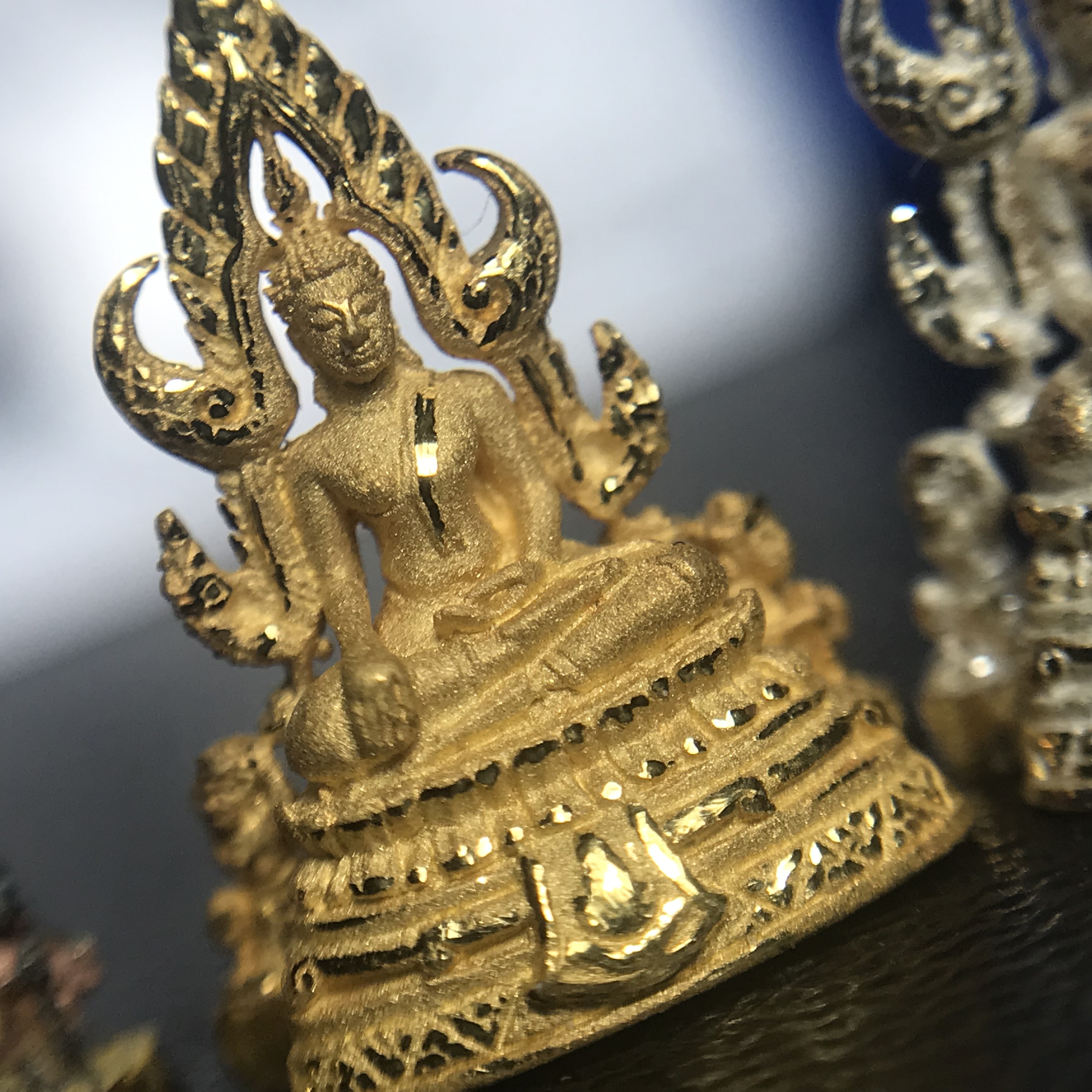 พระพุทธชินราช ภปร. ในวโรกาสพระราชพิธีมหามงคล เฉลิมพระชนมายุ6รอบ 5ธันวาคม2542 ชุดทองคำ เงิน สามกษัตริย์ พิมพ์เล็กครบชุด(3องค์)พร้อมกล่องบรรจุและการ์ดใบรับรอง