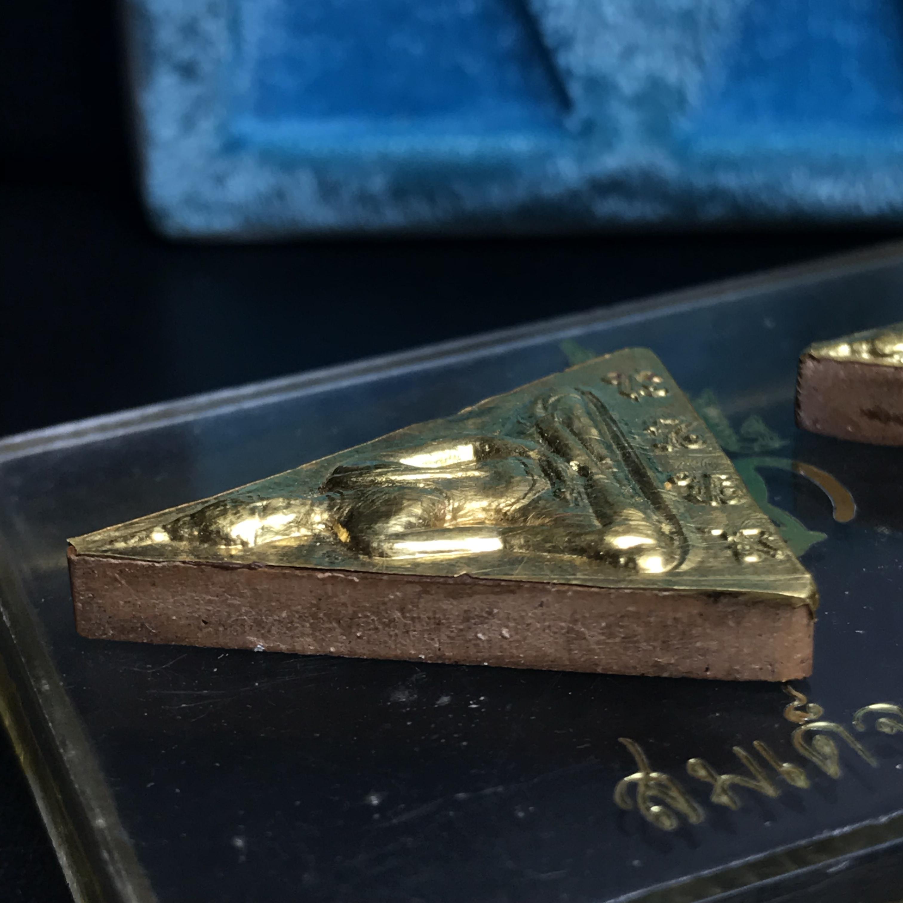 พระสมเด็จนางพญา สก. วัดบวรนิเวศวิหาร ปี2519 ชุดพิเศษกรรมการ หน้ากากทองคำ พิมพ์ใหญ่-เล็กกล่องบรรจุเดิม(ในหลวงรัชกาลที่9และสมเด็จพระราชินี เสด็จร่วมในพิธี)(พิธีใหญ่)(มวลสารดี)(พบเจอและหายากที่สุดในรุ่น)