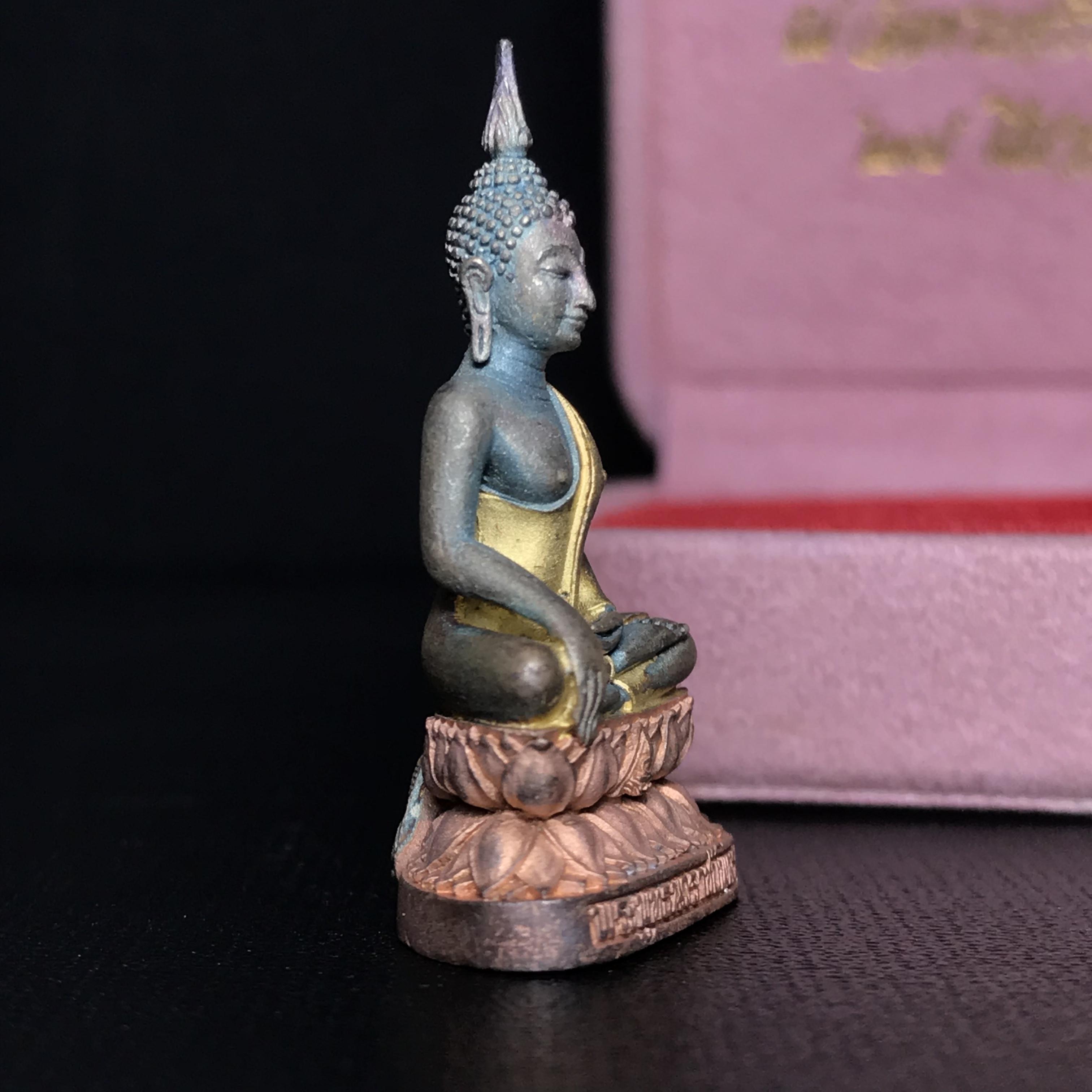 พระกริ่งพระพุทธนวราชบพิตร ครองสิริราชสมบัติครบ 50 ปี พ.ศ.2540 ชุดพระราชทาน(หายาก)เนื้อเงินสามกษัตริย์ผิวเดิมขึ้นสีรุ้งแบบนิยม