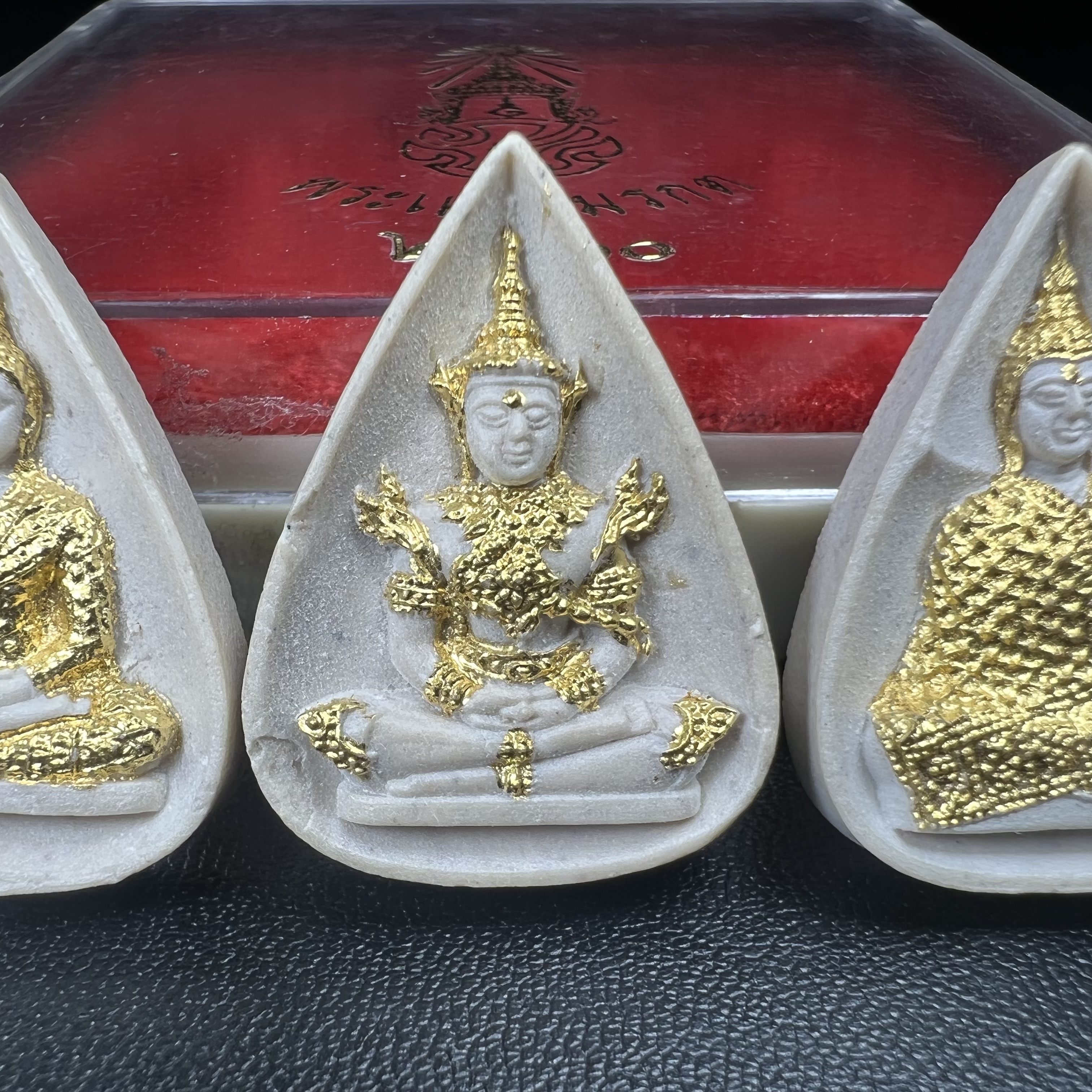 พระแก้วมรกต หลัง ภปร. เนื้อผง ปี2530 พระดี พิธีใหญ่ ประกอบพิธีพุทธาภิเษกพร้อมกับพิธีพระกริ่งปวเรศ ปี2530 วัดบวรนิเวศและวัดพระแก้ว(ครบชุดสามฤดูกล่องเดิมครบ)หายาก