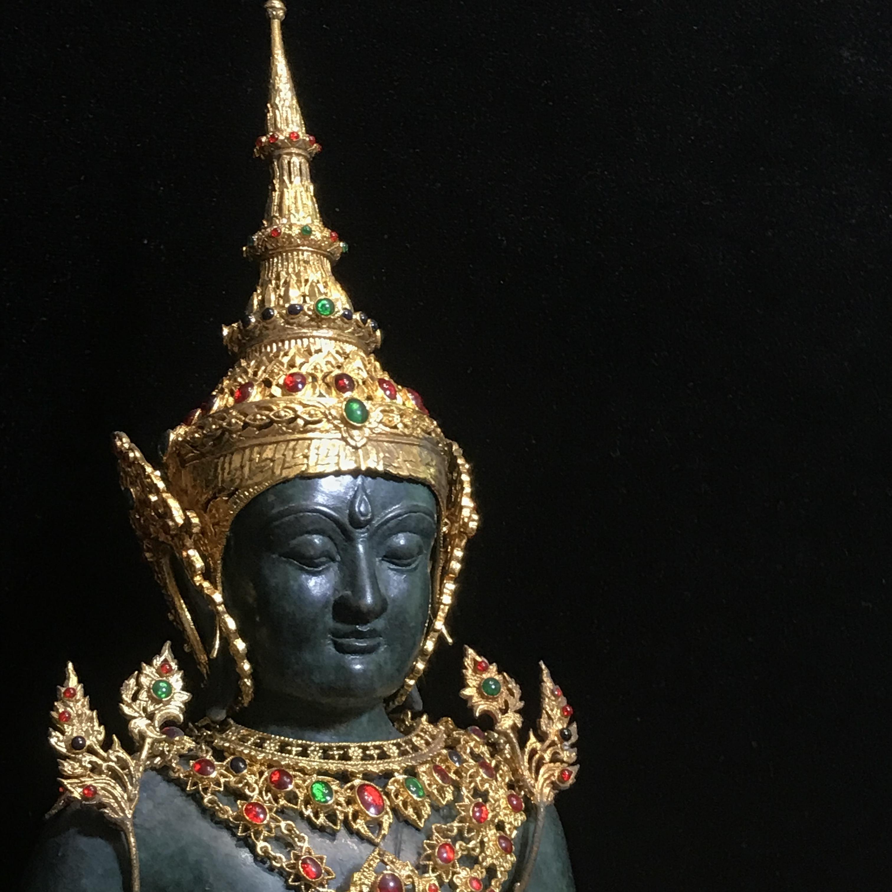 พระพุทธมหามณีรัตนปฏิมากร จำลอง (พระแก้วมรกต) ขนาดบูชาหน้าตัก 5 นิ้ว ตราสัญลักษณ์ ภ.ป.ร. รุ่นแรก ปี2547 เนื้อนวโลหะเคลือบสีเขียว(เครื่องทรงนวโลหะชุบทอง)