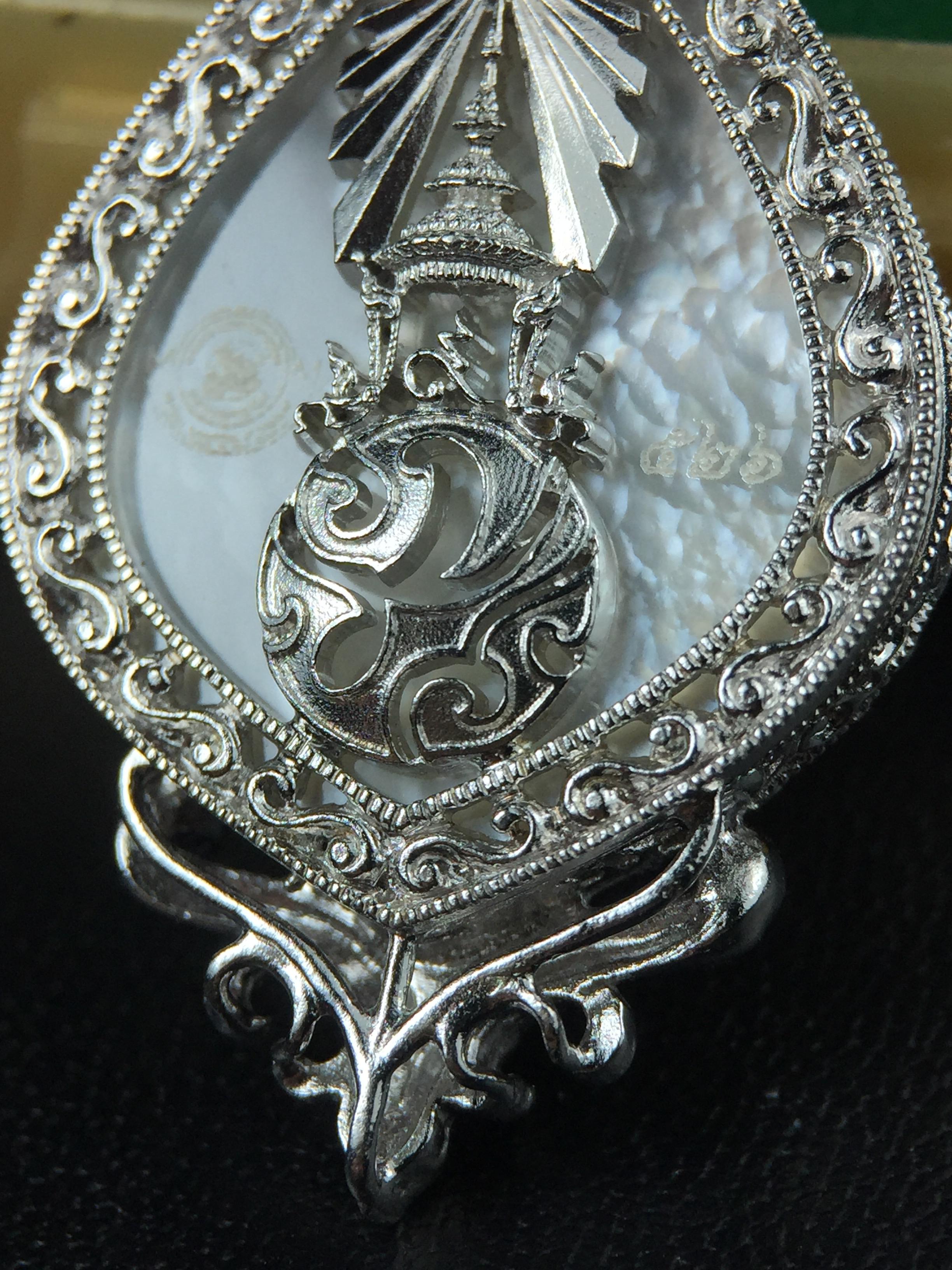 พระพุทธชินราช(จำลอง) ภปร. 84 พรรษา ทรงหยดน้ำ เนื้อเงินชุบทองคำขาว ขนาด 20*36 มม. (พระราชทานมวลสาร จิตรลดาและเส้นพระเจ้า(เส้นผม)รัชกาลที่9)พุทธศิลป์ทรงคุณค่าอีกหนึ่งรุ่นยอดนิยม งดงาม ทรงคุณค่า หายาก