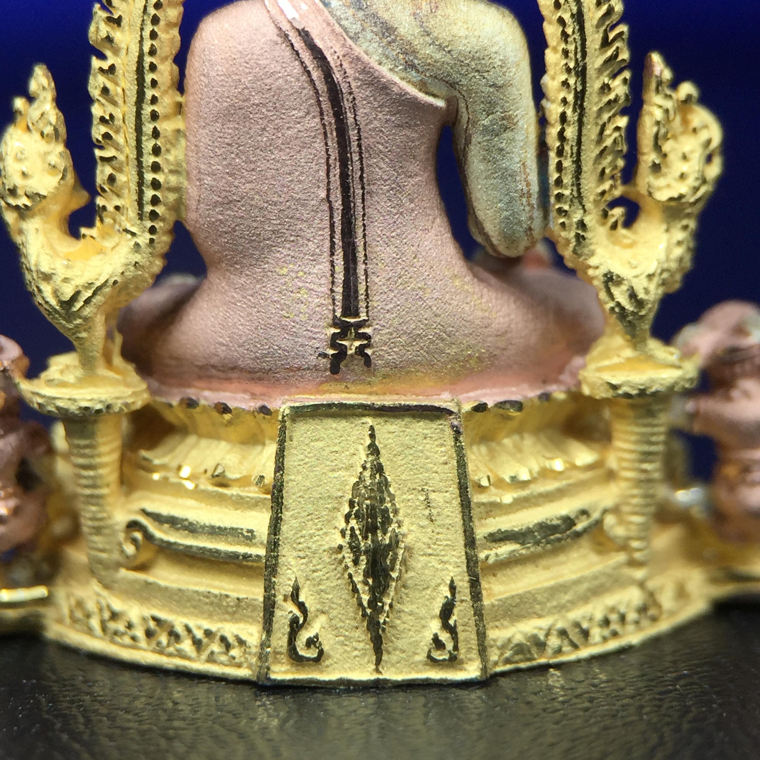 พระพุทธชินราช ภปร. ในวโรกาสพระราชพิธีมหามงคล เฉลิมพระชนมายุ6รอบ 5ธันวาคม2542 มูลนิธิพิทักษ์ดวงตาประชาชน จัดสร้าง เนื้อเงินบริสุทธิ์ 99.9% แบบสามกษัตริย์ขัดเงาบางส่วน พิมพ์ใหญ่ ขนาดสูง 3.4 ซม. พร้อมกล่องบรรจุเดิม