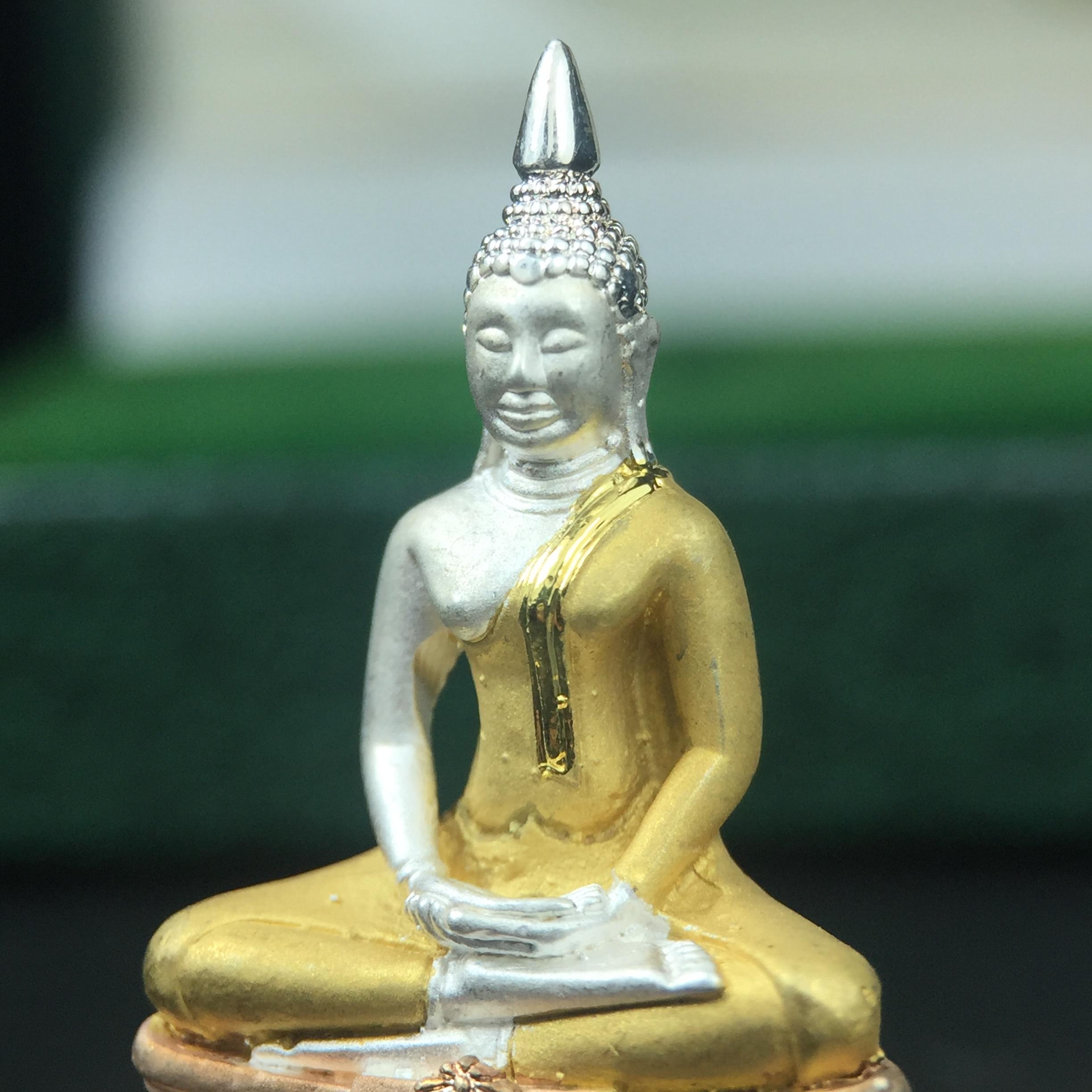 พระพุทธโสธร ภปร. รุ่นย้อนยุค สร้างพระอุโบสถ สมาคมชาวฉะเชิงเทรา จัดสร้าง ปี 2539 วโรกาสครองสิริราชสมบัติครบ 50 ปี เนื้อเงินชุบสามกษัตริย์ทรายนวลขัดเงาบางส่วน(สภาพผิวเดิม เก่าเก็บอย่าดี สวยมาก แบบนี้หายาก) พร้อมกล่องบรรจุและใบรับรองเดิมครบสมบูรณ์