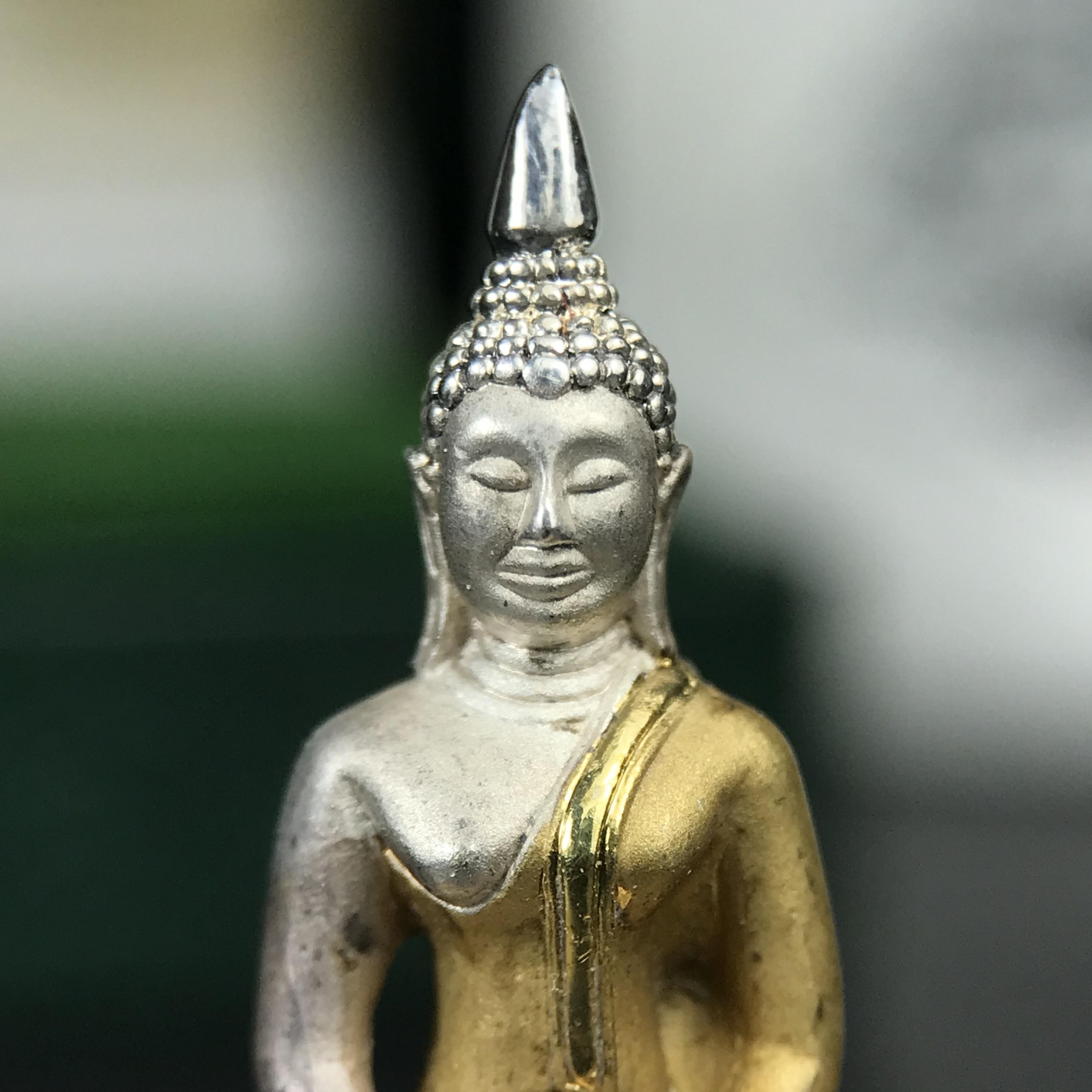 พระพุทธโสธร ภปร. รุ่นย้อนยุค สร้างพระอุโบสถ สมาคมชาวฉะเชิงเทรา จัดสร้าง ปี 2539 วโรกาสครองสิริราชสมบัติครบ 50 ปี เนื้อเงินชุบสามกษัตริย์ทรายนวลขัดเงาบางส่วน(สภาพผิวเดิม เก่าเก็บ) พร้อมกล่องบรรจุและใบรับรองเดิมครบ