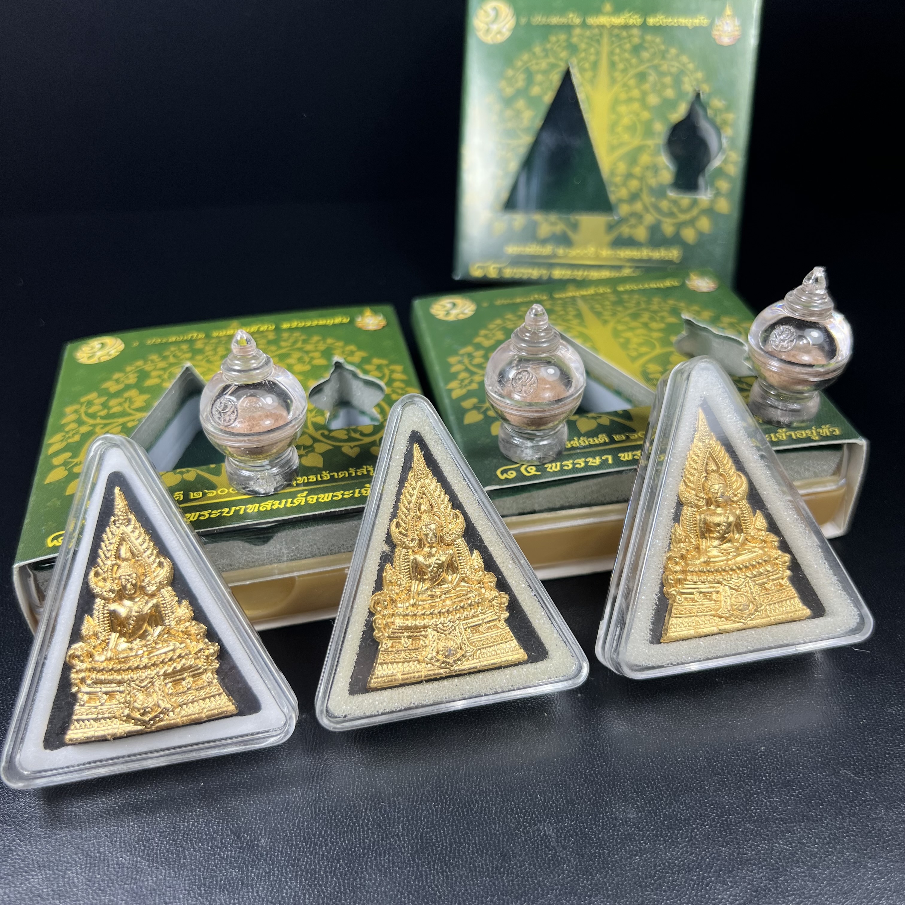 พระพุทธชินราช(จำลอง)ภปร. 84พรรษา เนื้อผงปิดทองด้านหน้า หลัง ภ.ป.ร. เนื้อทองคำ+เนื้อเงินชุบทองคำขาว+เนื้อทองแดง(1ชุด 3องค์)(พระราชทานมวลสาร จิตรลดาและเส้นพระเจ้า(เส้นผม)ในหลวงรัชกาลที่9)พุทธศิลป์ทรงคุณค่าอีกหนึ่งรุ่นยอดนิยม