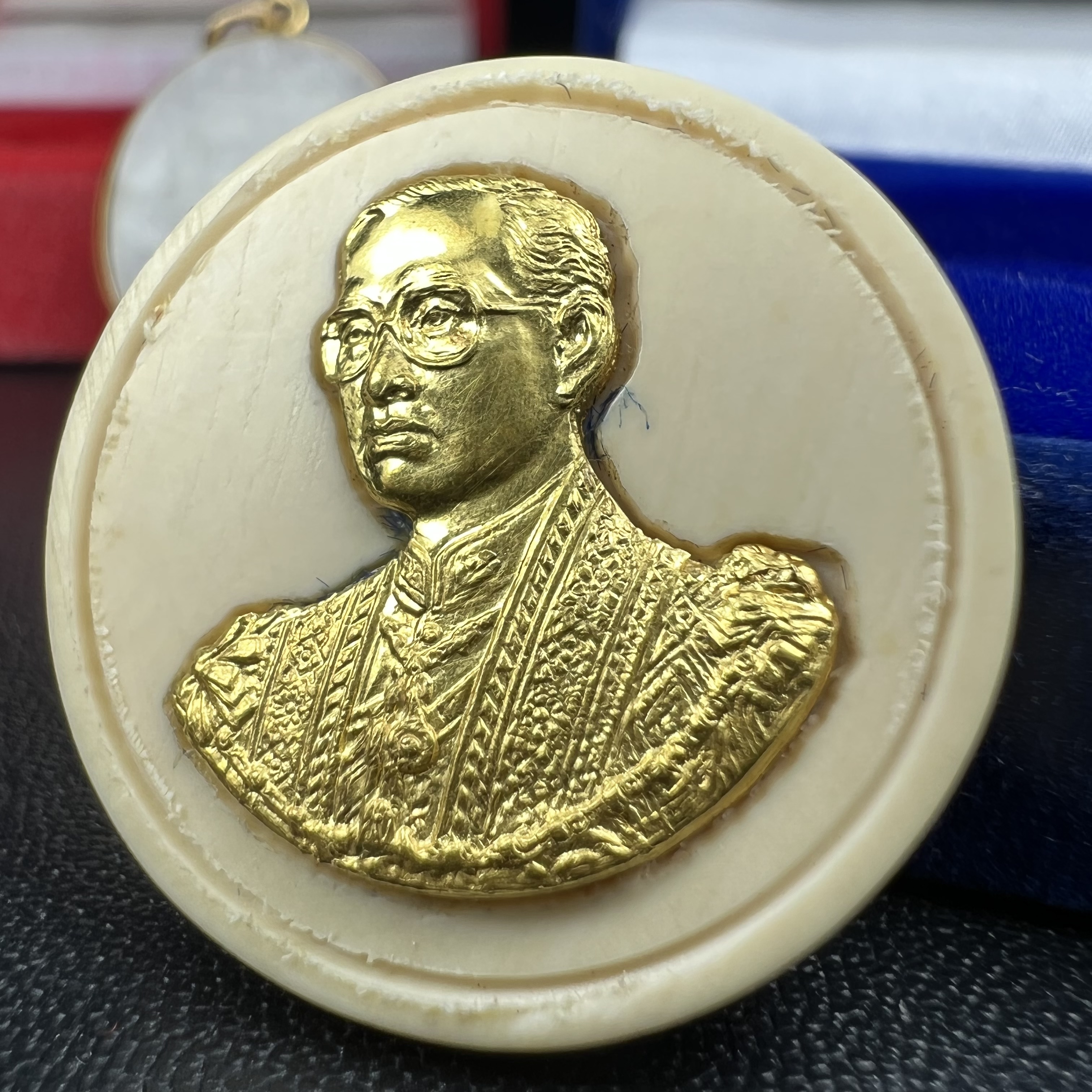 พระบรมฉายาลักษณ์ ร.9 เหรียญหยกรูปไข่เลี่ยมทองคำแท้(งานเลี่ยมเดิมจากผู้จัดสร้าง)+พระบรมฉายาลักษณ์ เหรียญคชสารหมื่นปี ร.9 หน้ากากทองคำ เฉลิมพระเกียรติ 72 พรรษา ภูมิพลมหาราช ปี 2542(1ชุด2องค์)(อีกหนึ่งวัตถุมงคลที่ระลึกของพระองค์ท่านที่พบเจอหายากมากในปัจุบัน)