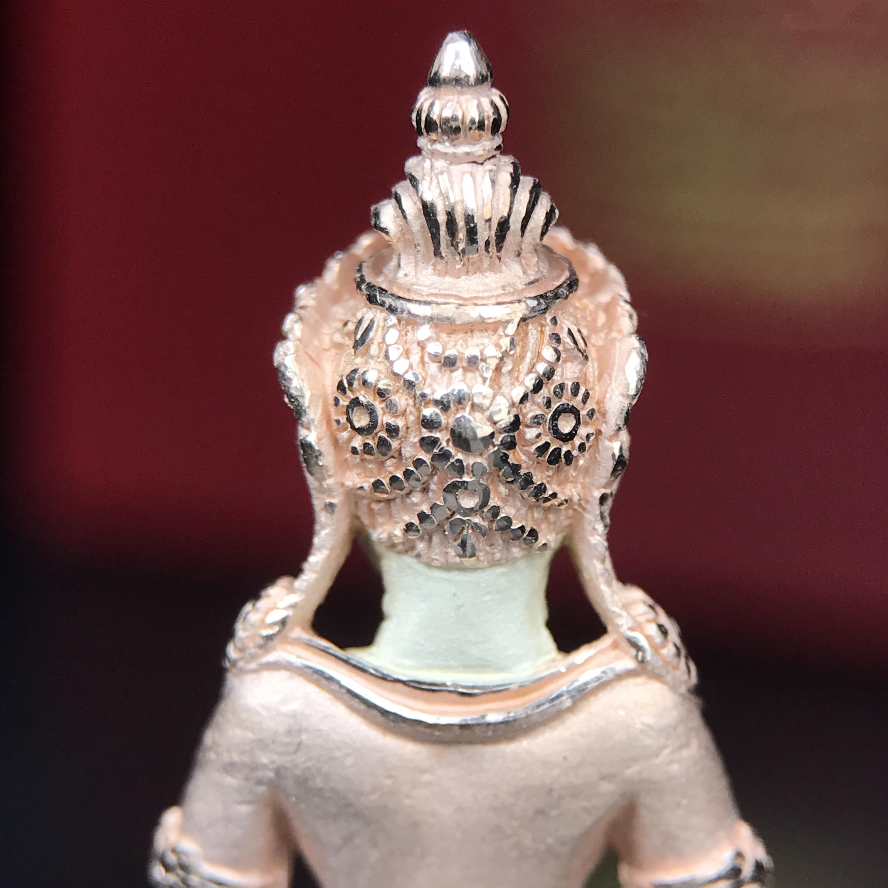 พระกริ่งอวโลกิเตศวร ( เจ้าแม่กวนอิม ) วัดโพธิ์แมนคุณาราม รุ่นอุดมโภคทรัพย์ พ.ศ.2539 เนื้อเงิน 3 กษัตริย์ ผิวสวยเดิมพร้อมกล่องบรรจุเดิม (อีกหนึ่งรุ่นยอดนิยม พุทธศิลป์สวยงดงาม)