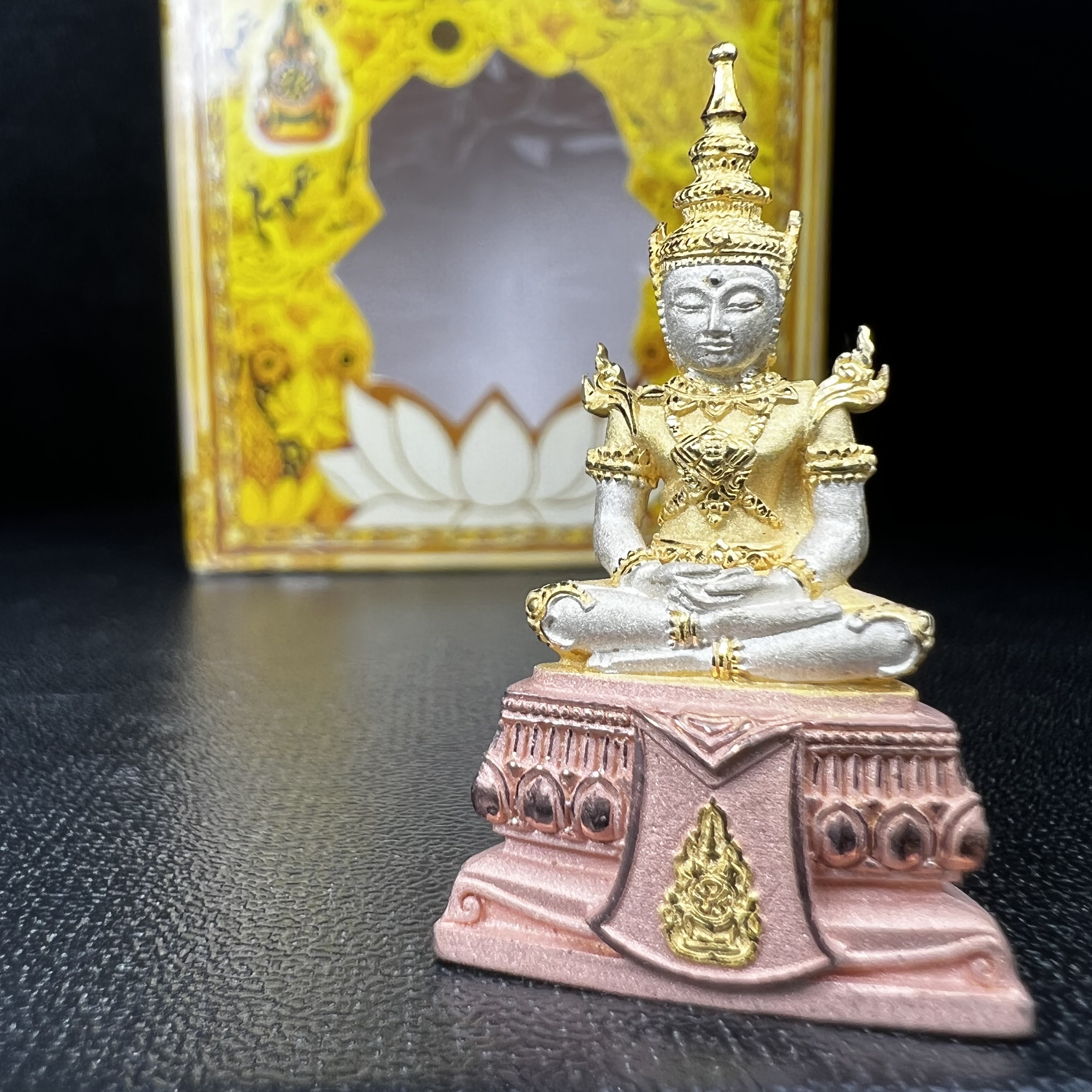 พระแก้วมรกต(จำลอง)ลอยองค์ ขนาดหน้าตัก 1/2 นิ้ว ทรงเครื่องฤดูร้อน เนื้อเงินสามกษัตริย์ ตราสัญลักษณ์ฉลองสิริราชสมบัติ ครบ 60 ปี พ.ศ.2549(สภาพสวย ครบ สมบูรณ์)