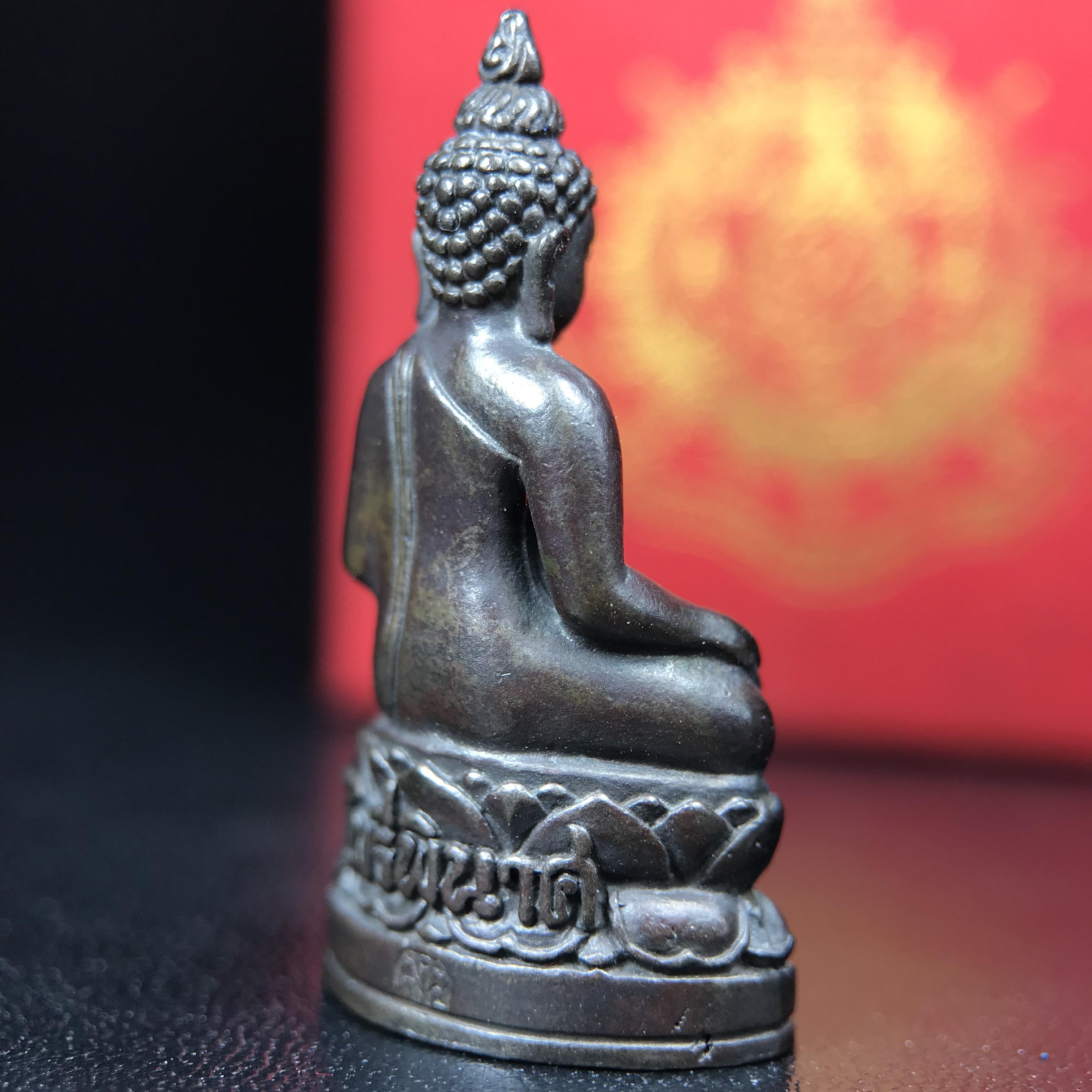 พระกริ่งไพรีพินาศ บรรจุเหล็กไหล ครั้งแรกและครั้งเดียวในประวัติศาสตร์ เฉลิมพระเกียรติ พระบาทสมเด็จพระเจ้าอยู่หัวรัชกาลที่9 พระชนมพรรษา 6 รอบ ปี2542 เนื้อนวโลหะผสมทองคำ(บรรจุเหล็กไหล)ดีนอก-ดีใน พิธีใหญ่ มวลสารเด่น (หายาก)